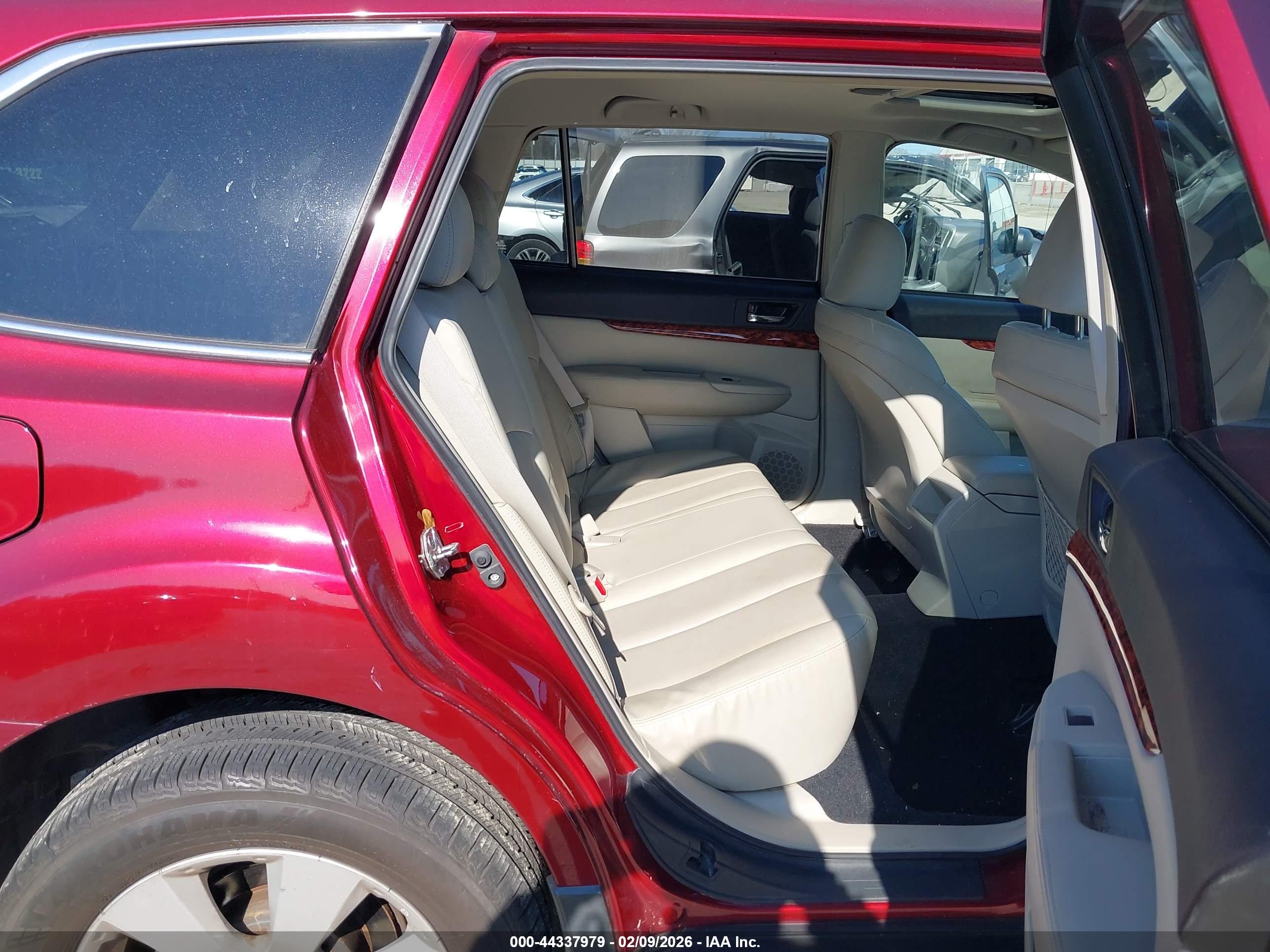 SUBARU OUTBACK image 8