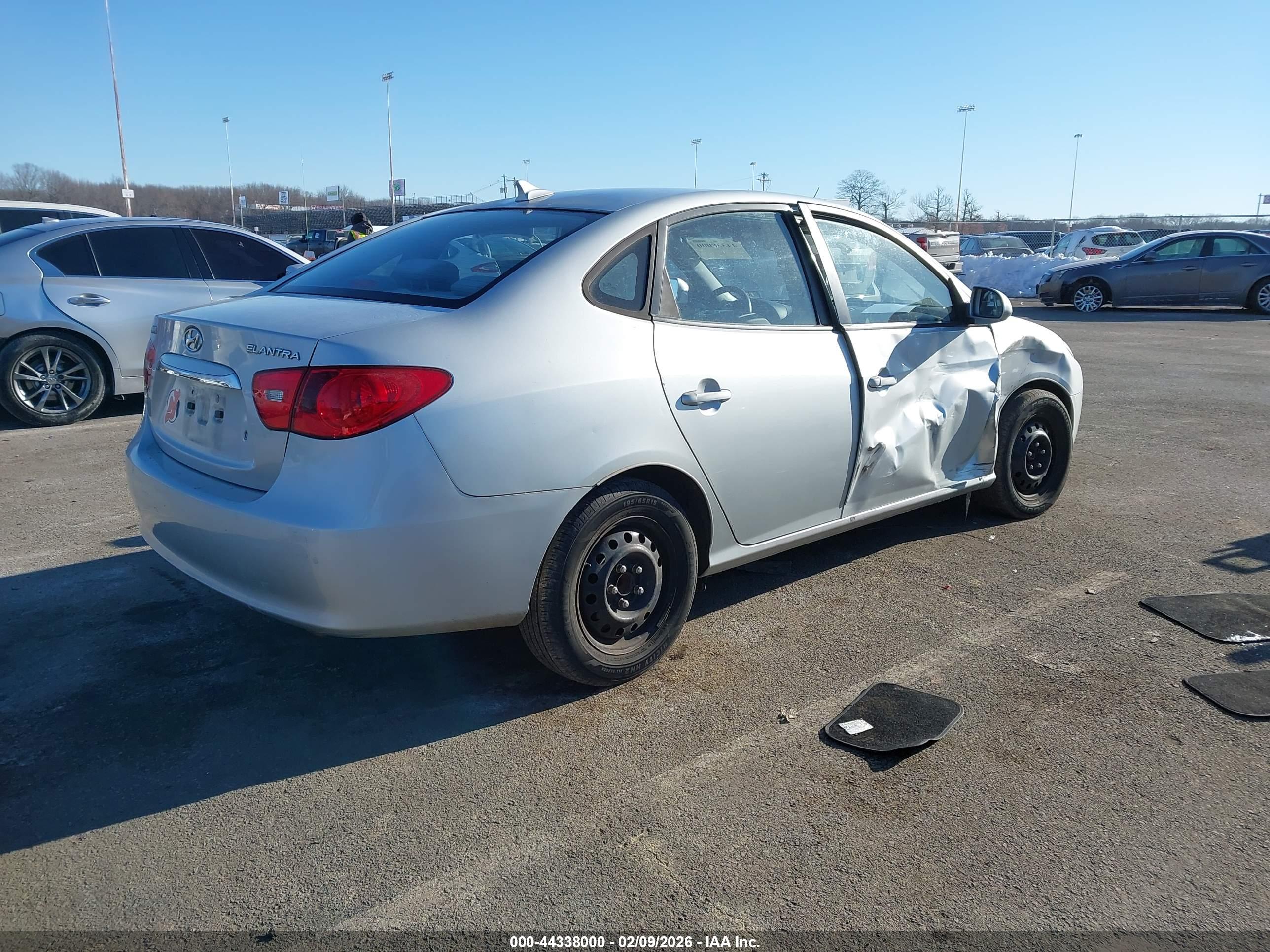 HYUNDAI ELANTRA image 4