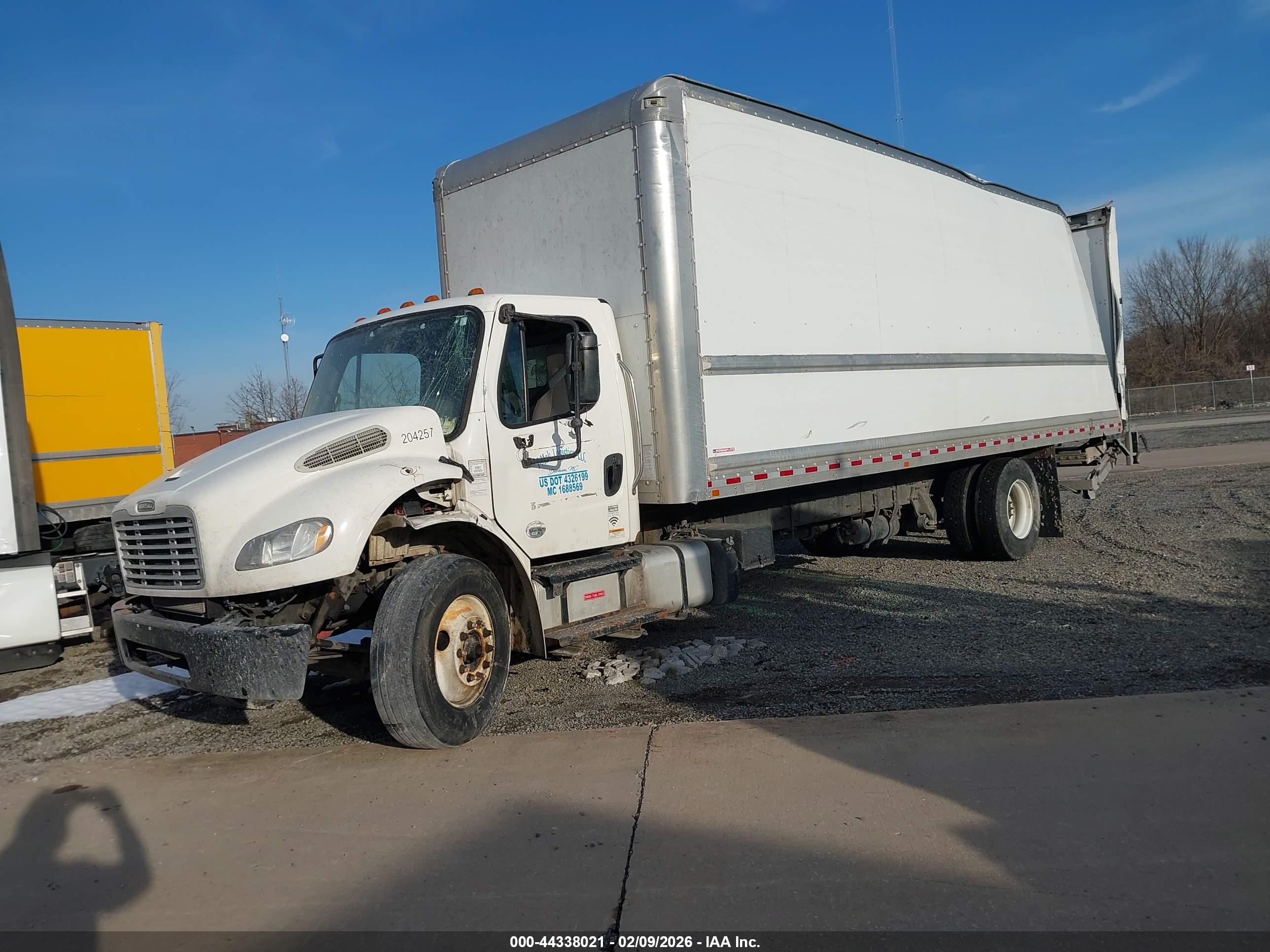 FREIGHTLINER M2 image 2