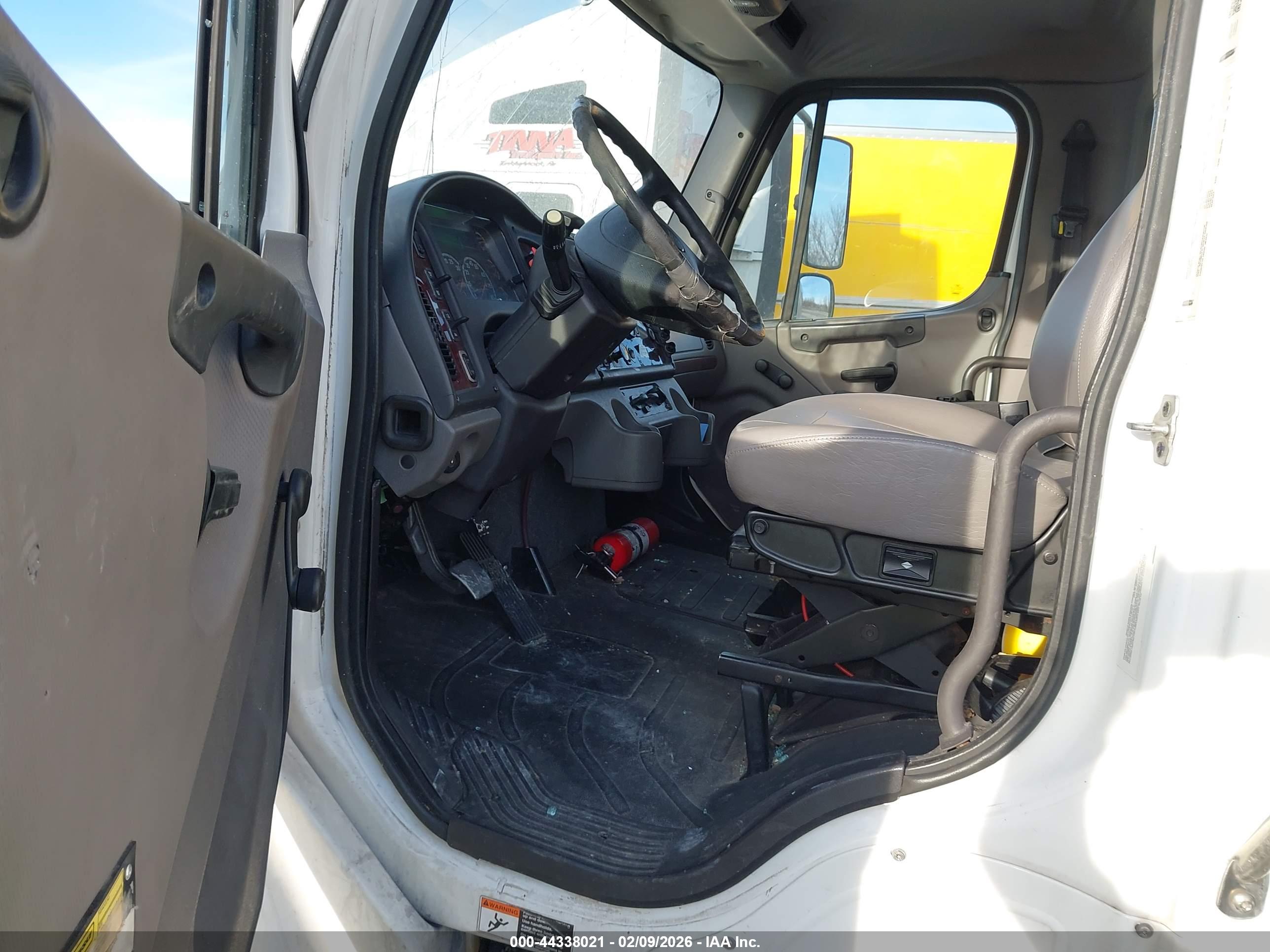 FREIGHTLINER M2 image 8