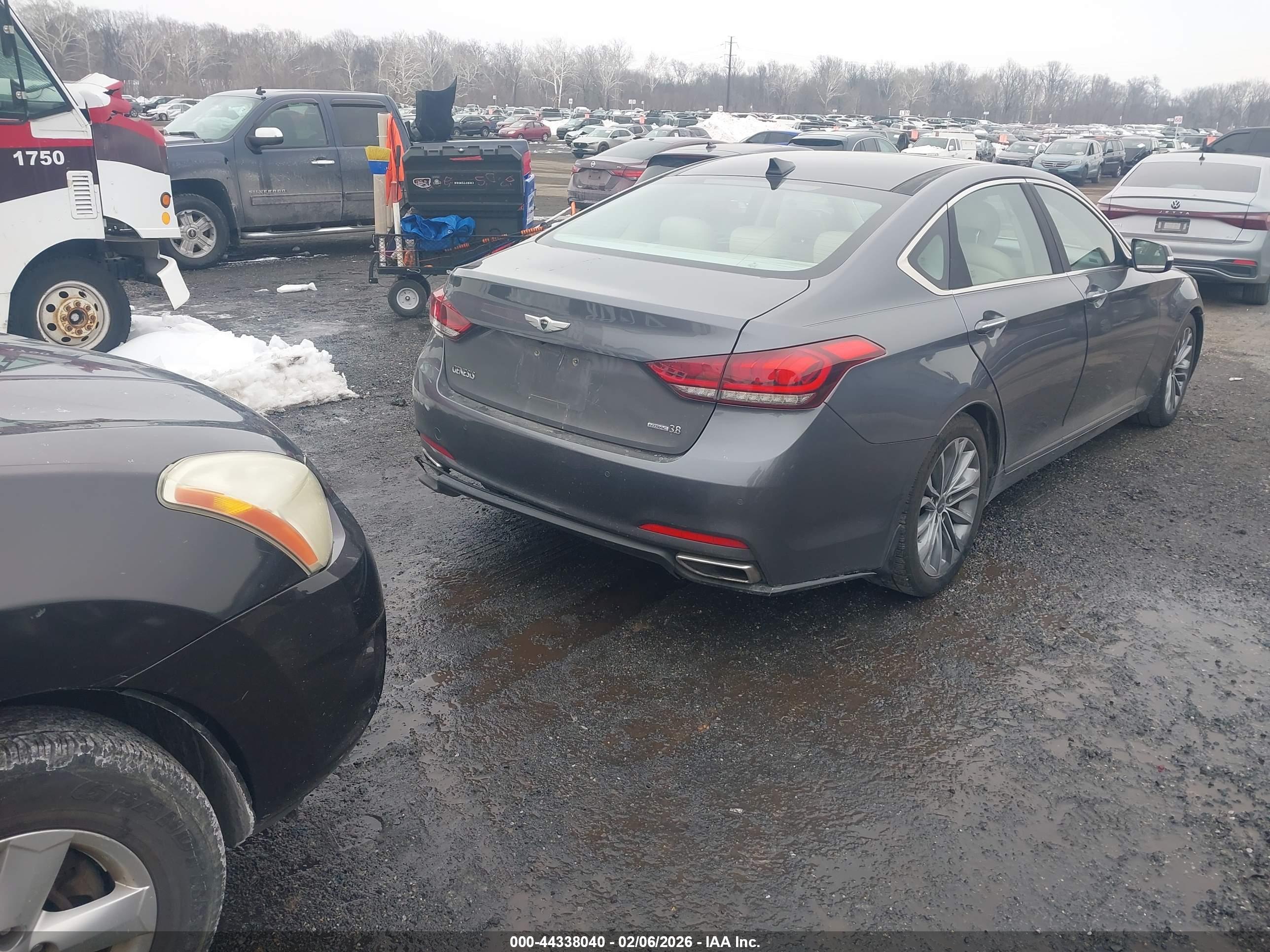 HYUNDAI GENESIS image 4