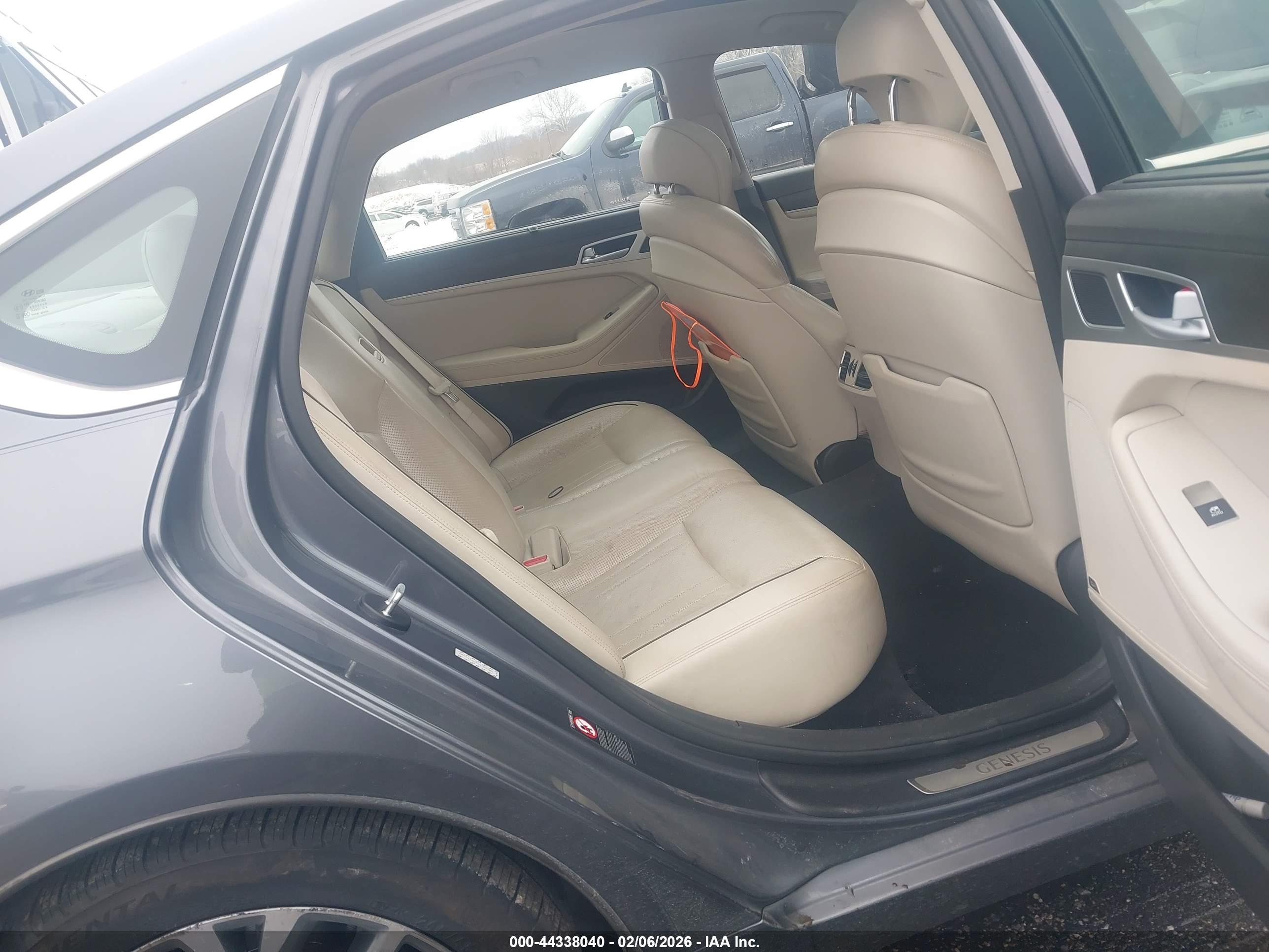HYUNDAI GENESIS image 8