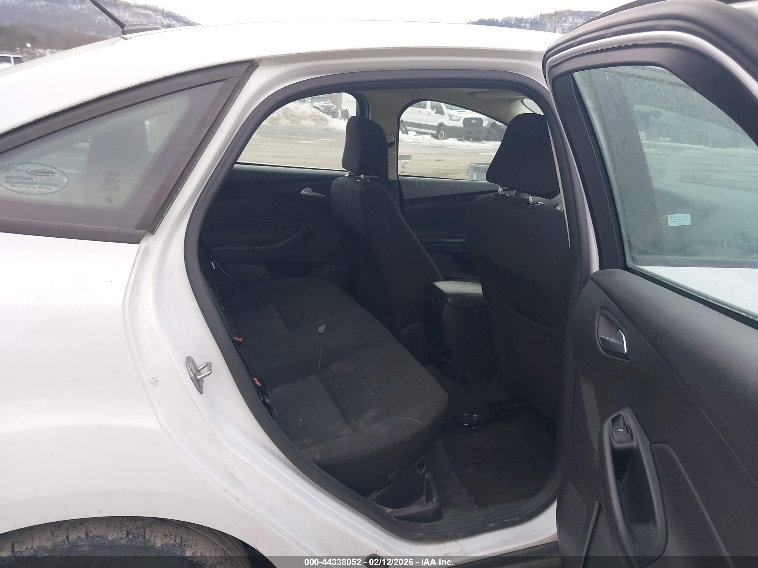 FORD FOCUS image 8