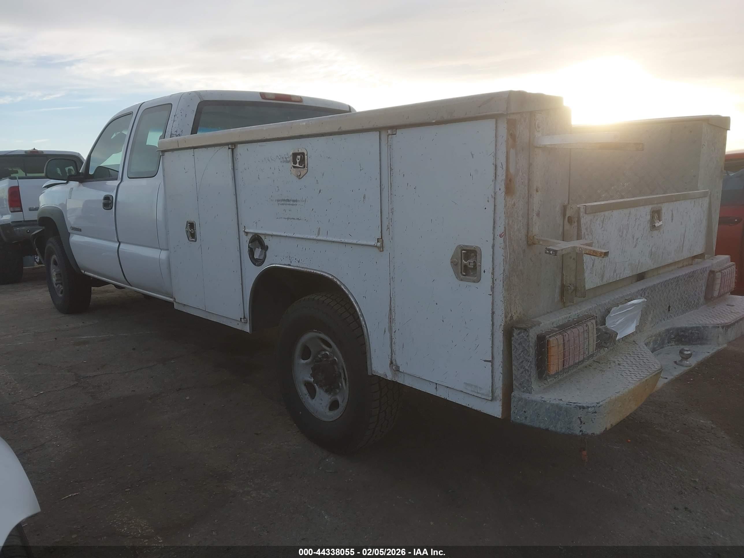 CHEVROLET SILVERADO image 3