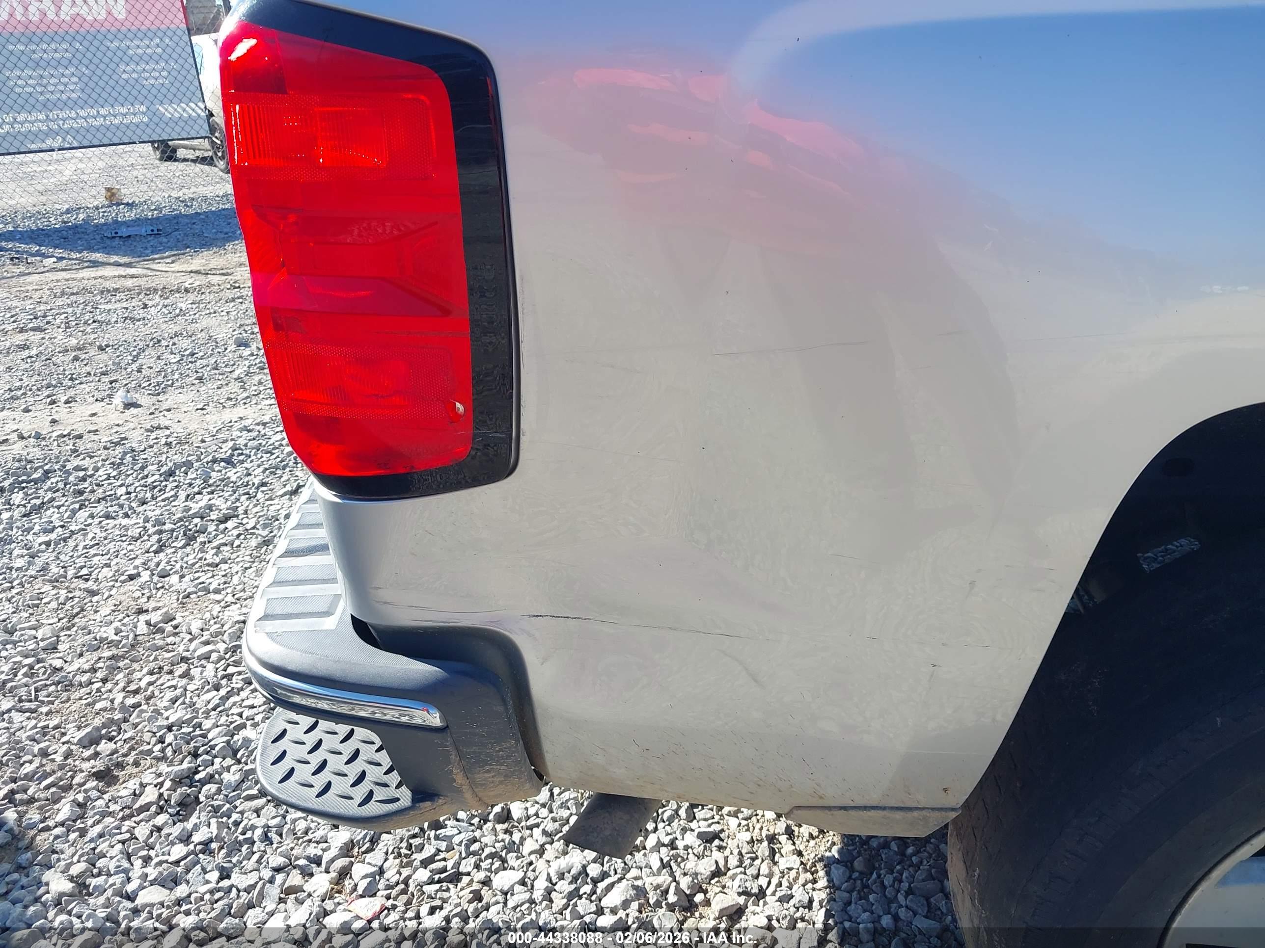 CHEVROLET SILVERADO image 6