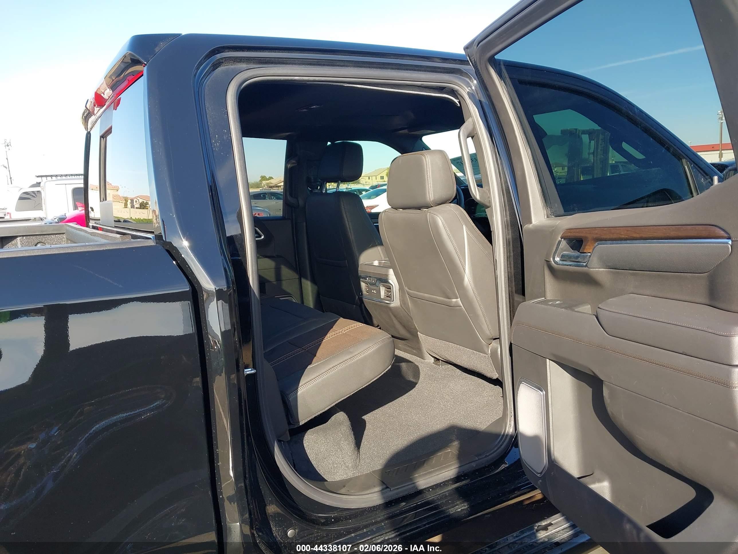 CHEVROLET SILVERADO image 8