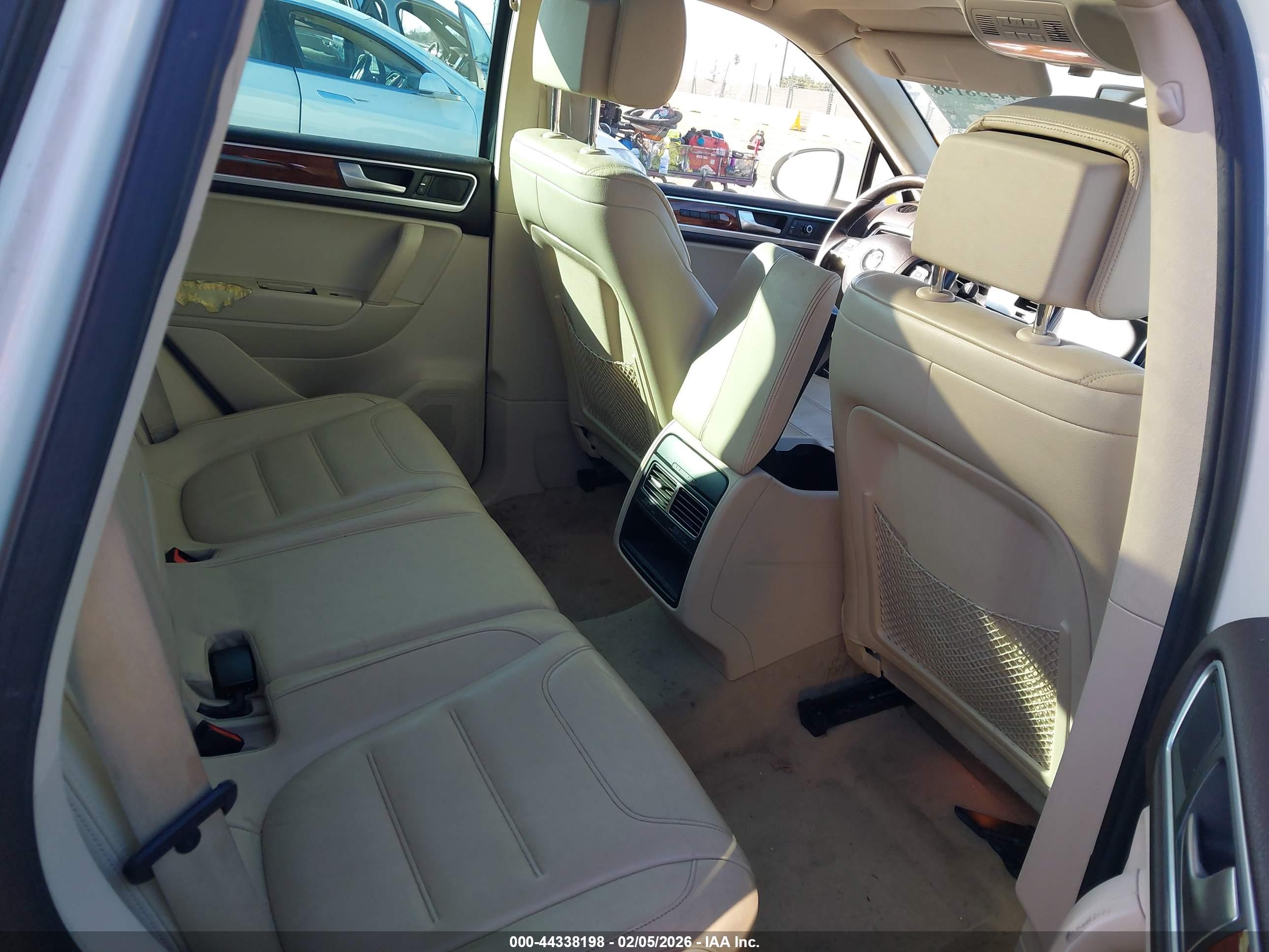 VOLKSWAGEN TOUAREG image 8
