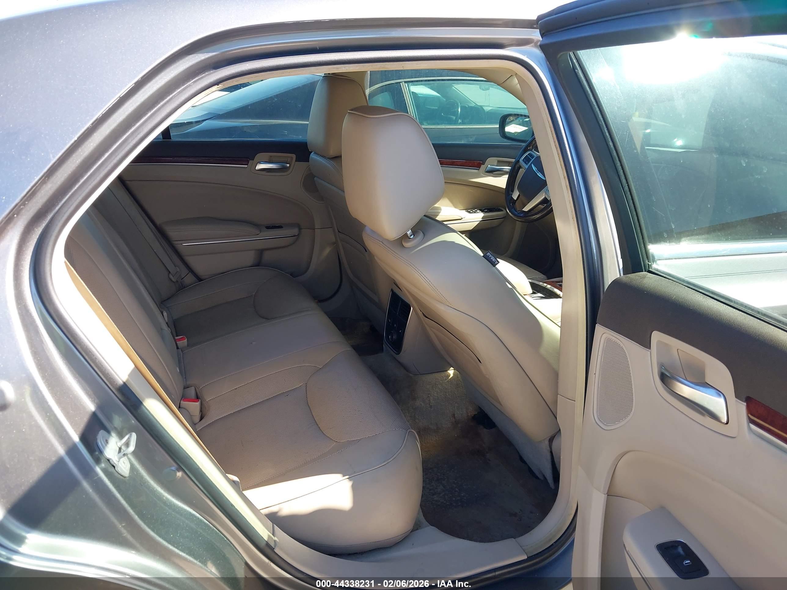 CHRYSLER 300C image 8