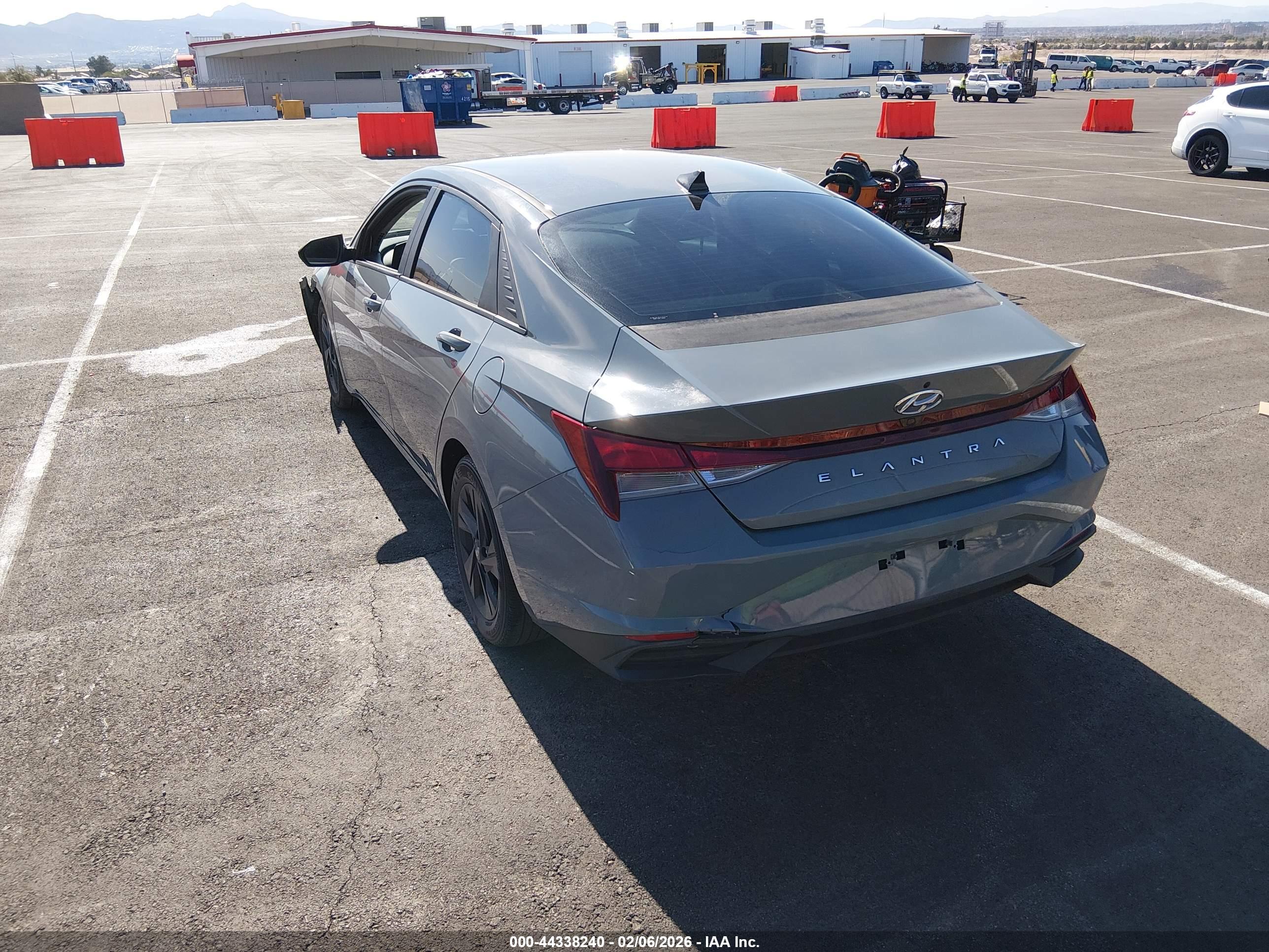 HYUNDAI ELANTRA image 3
