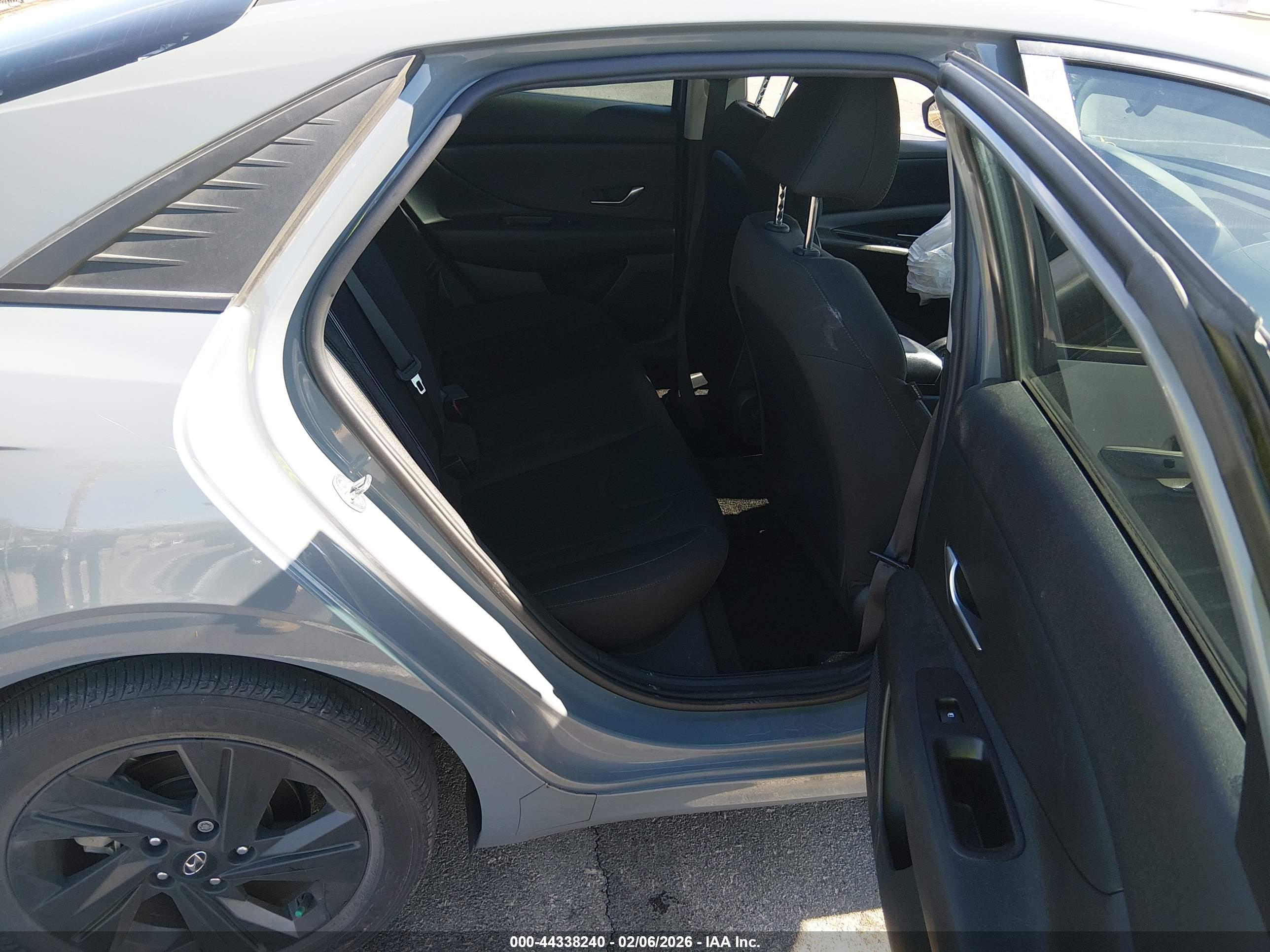 HYUNDAI ELANTRA image 8