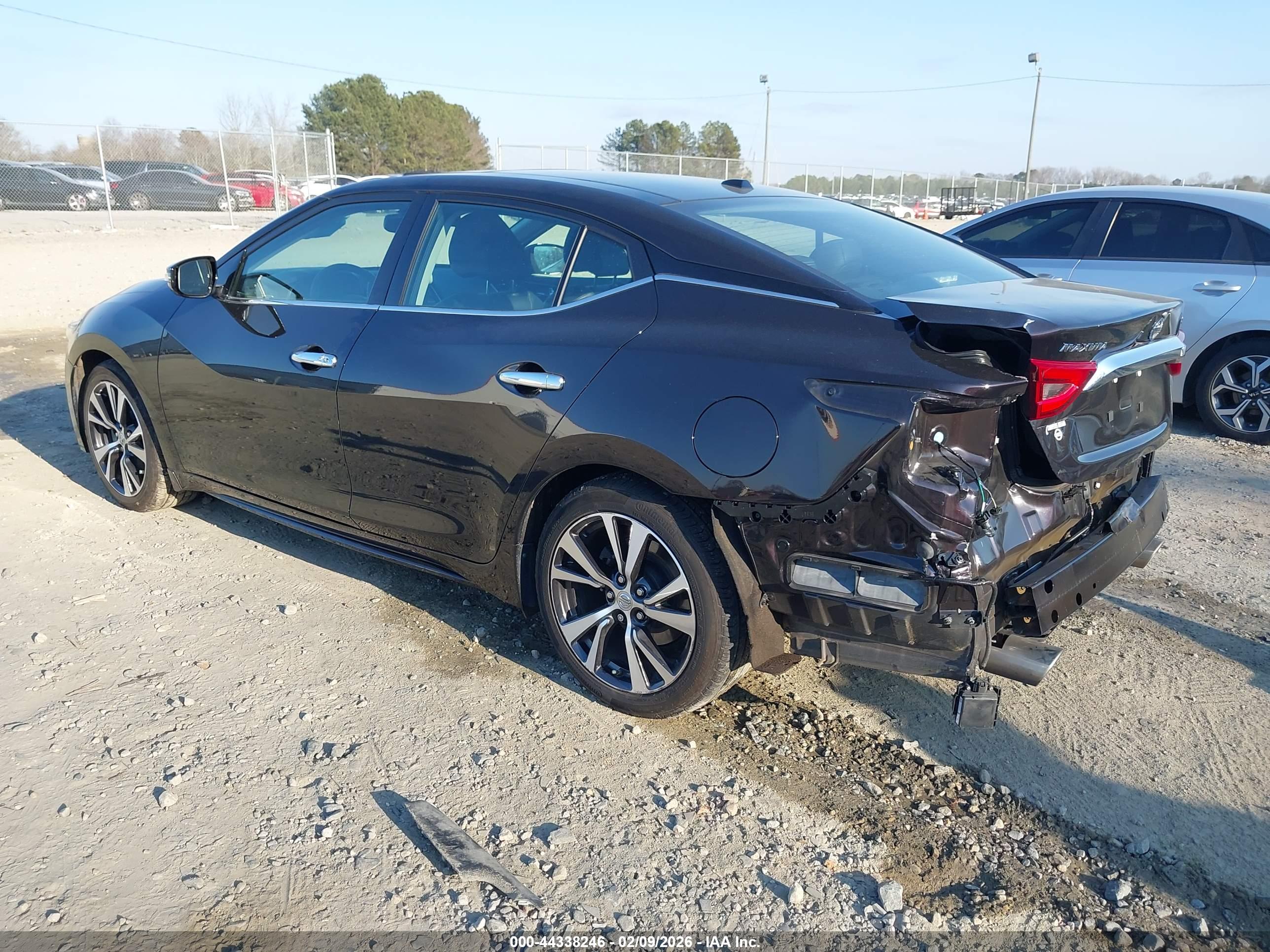 NISSAN MAXIMA image 3