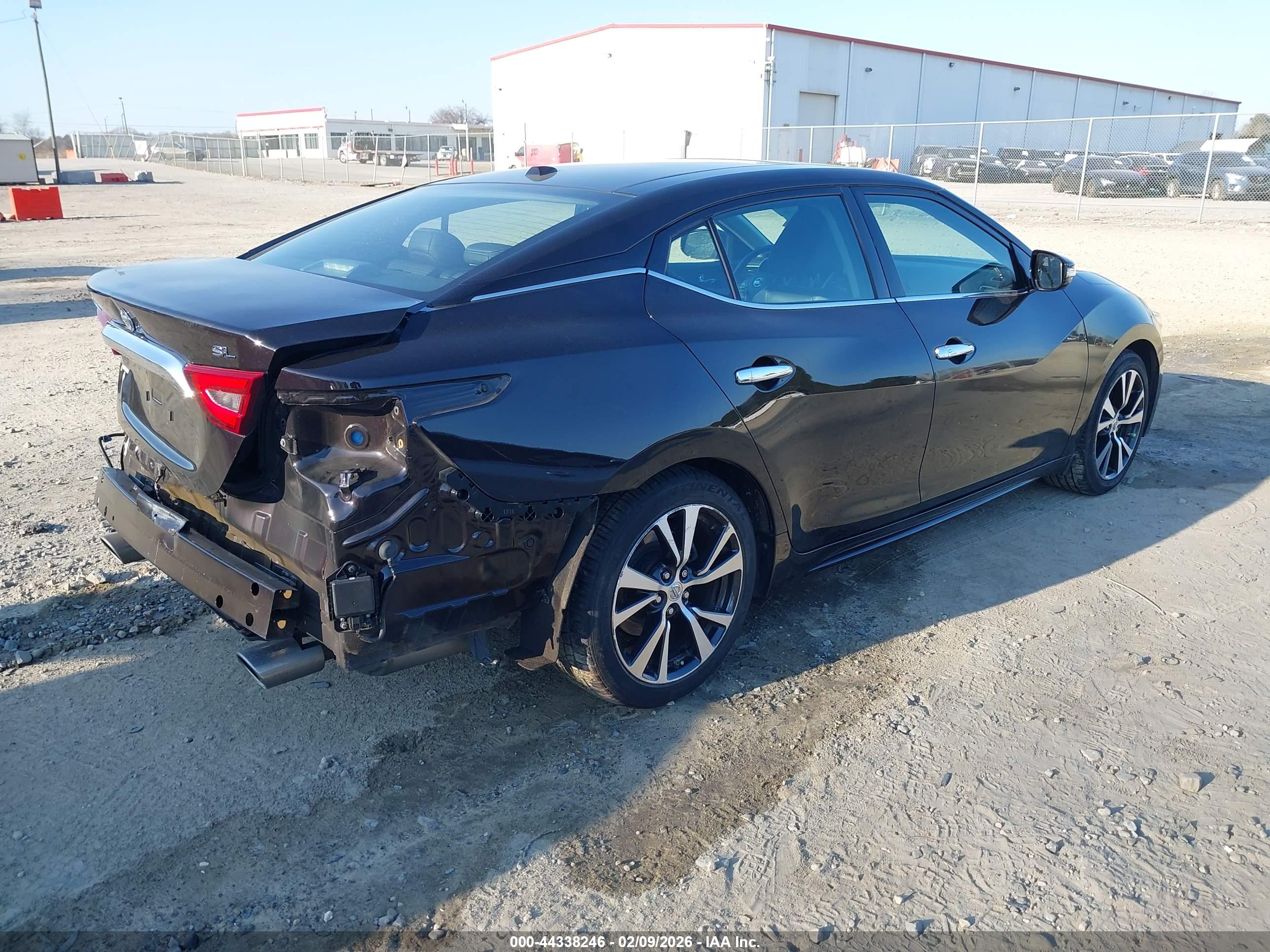 NISSAN MAXIMA image 4