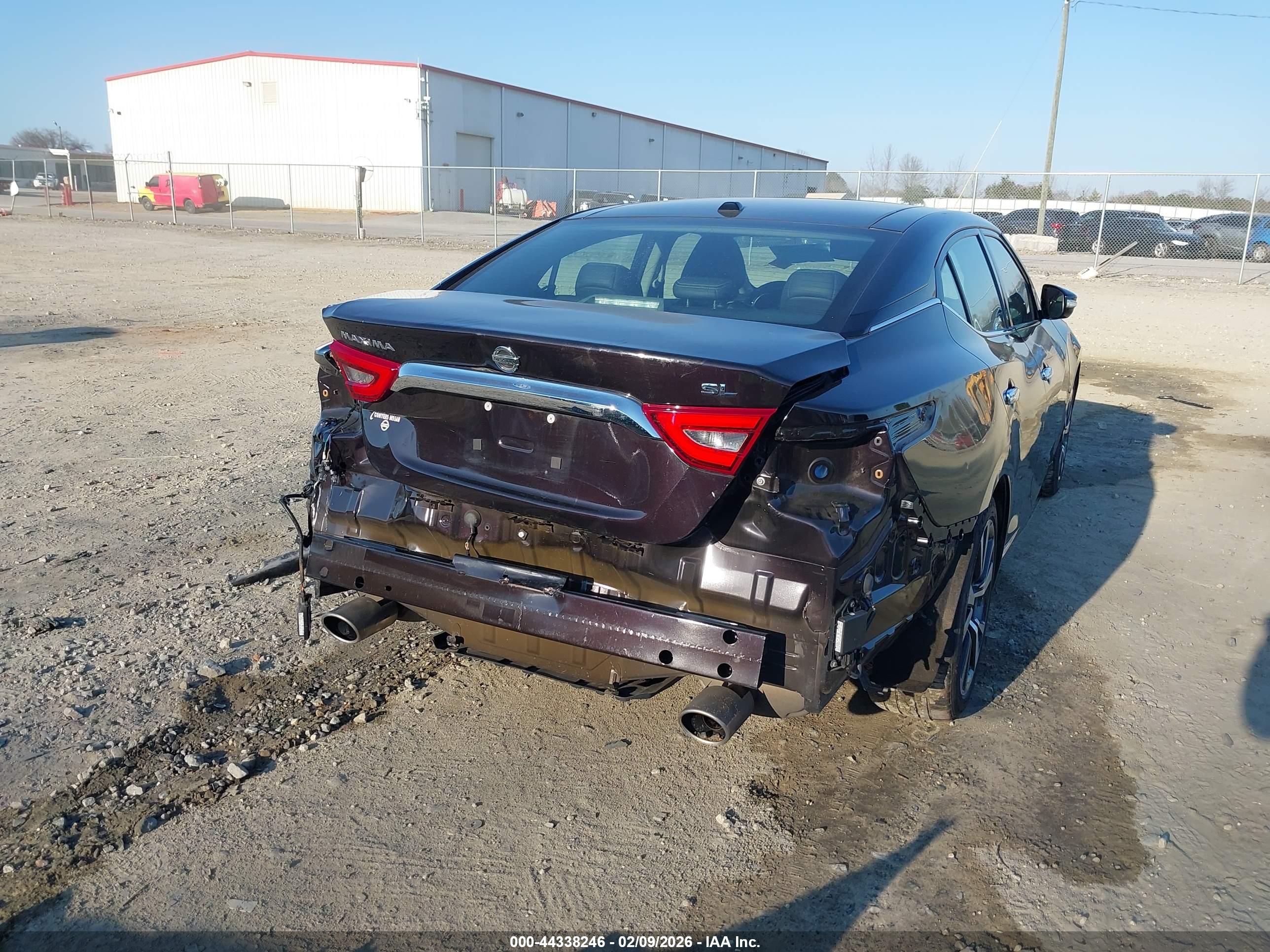 NISSAN MAXIMA image 6