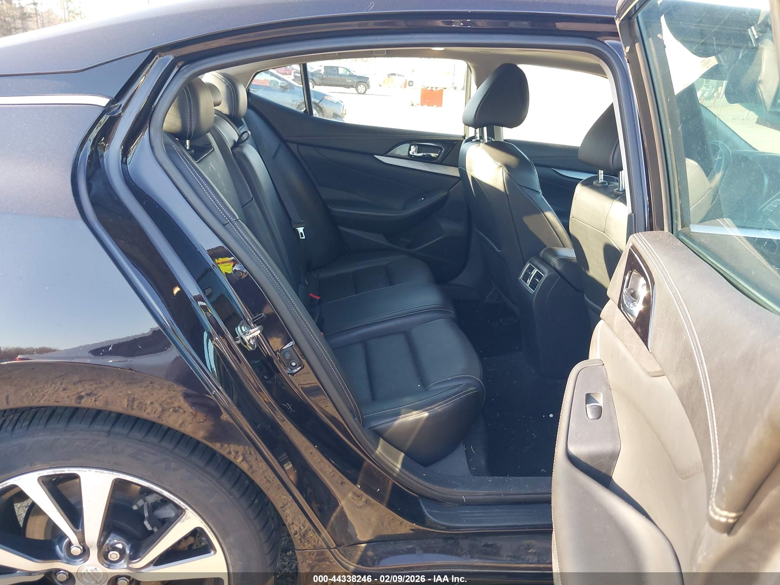 NISSAN MAXIMA image 8