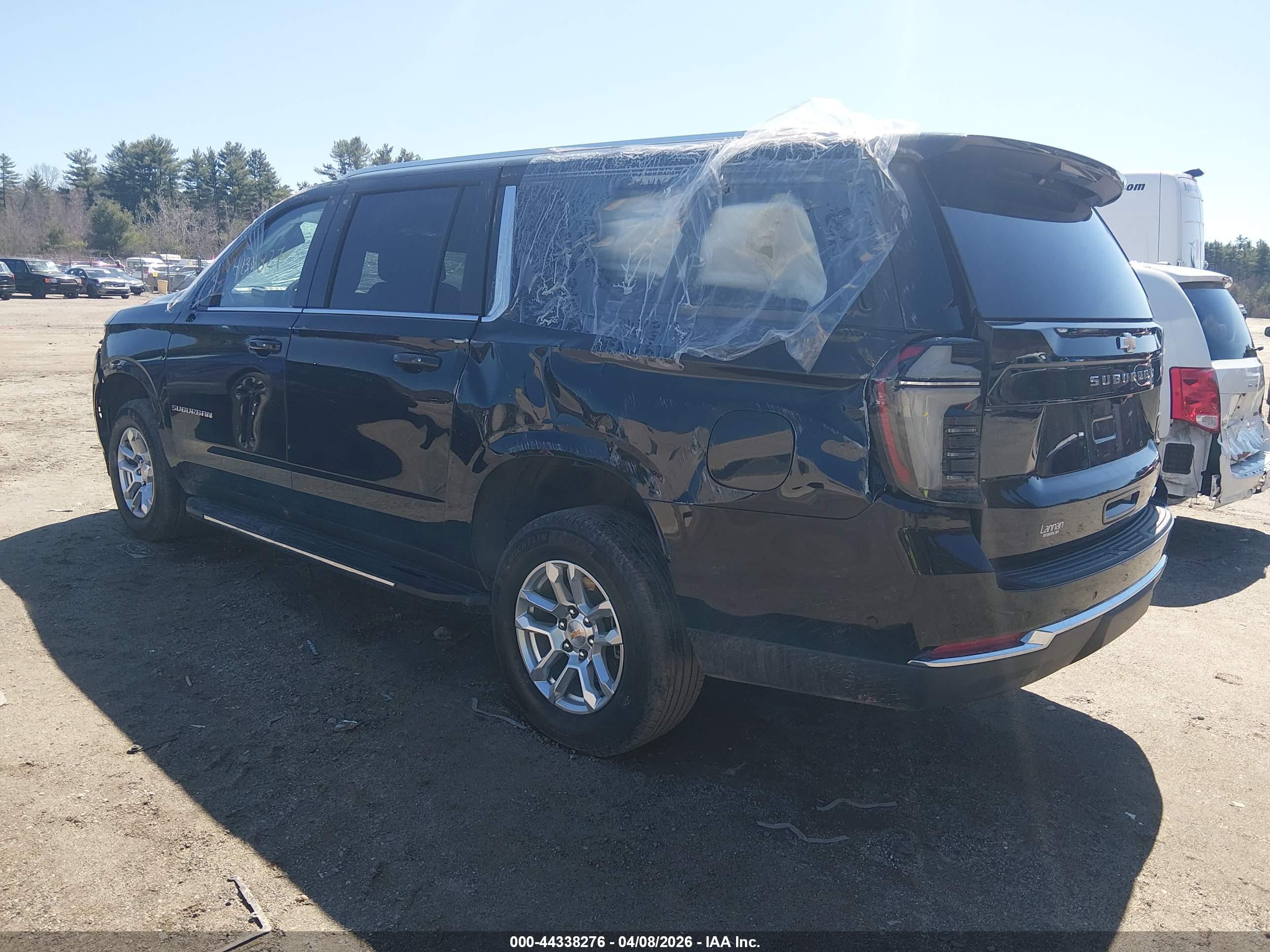 CHEVROLET SUBURBAN image 3