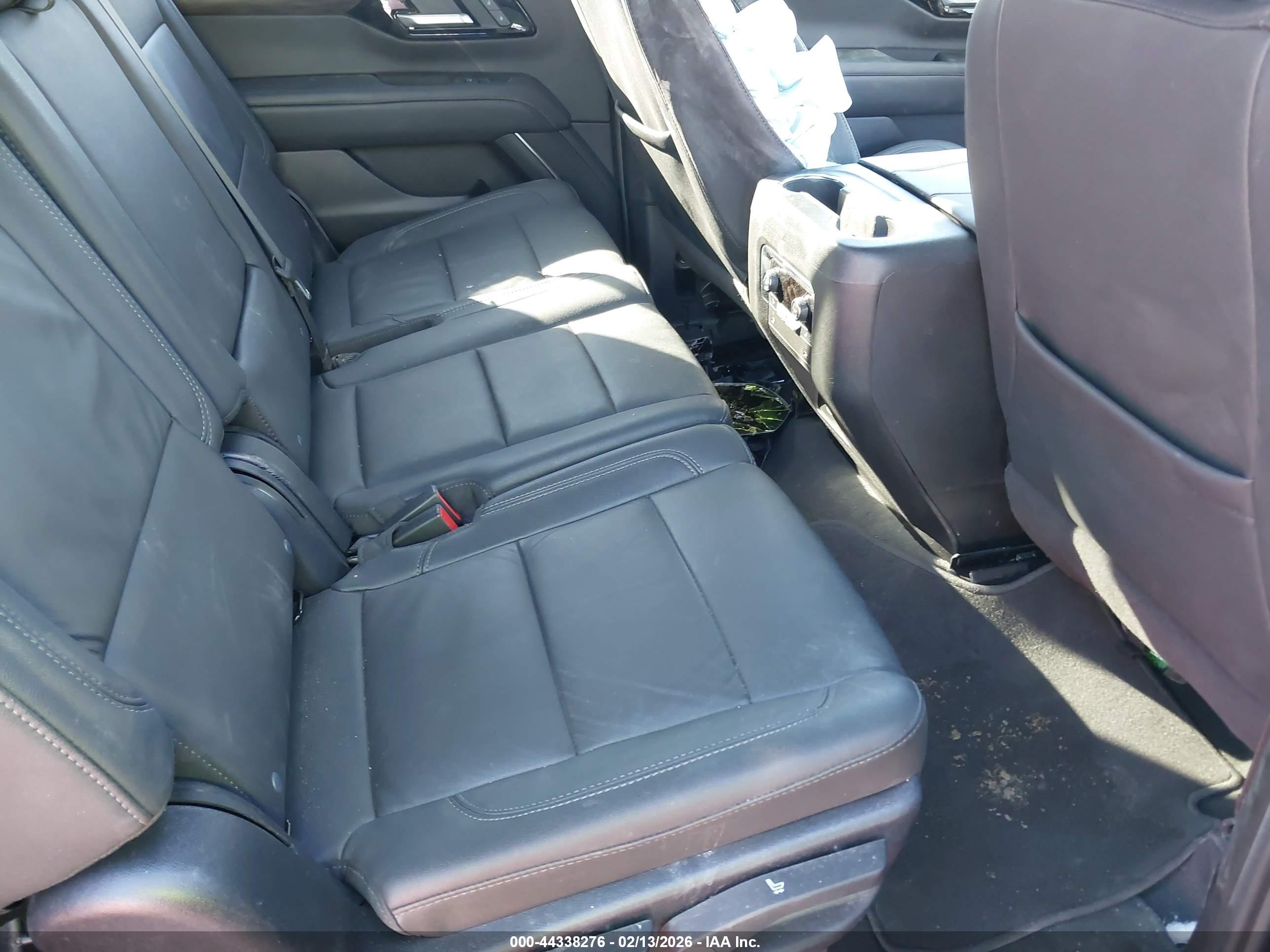 CHEVROLET SUBURBAN image 8
