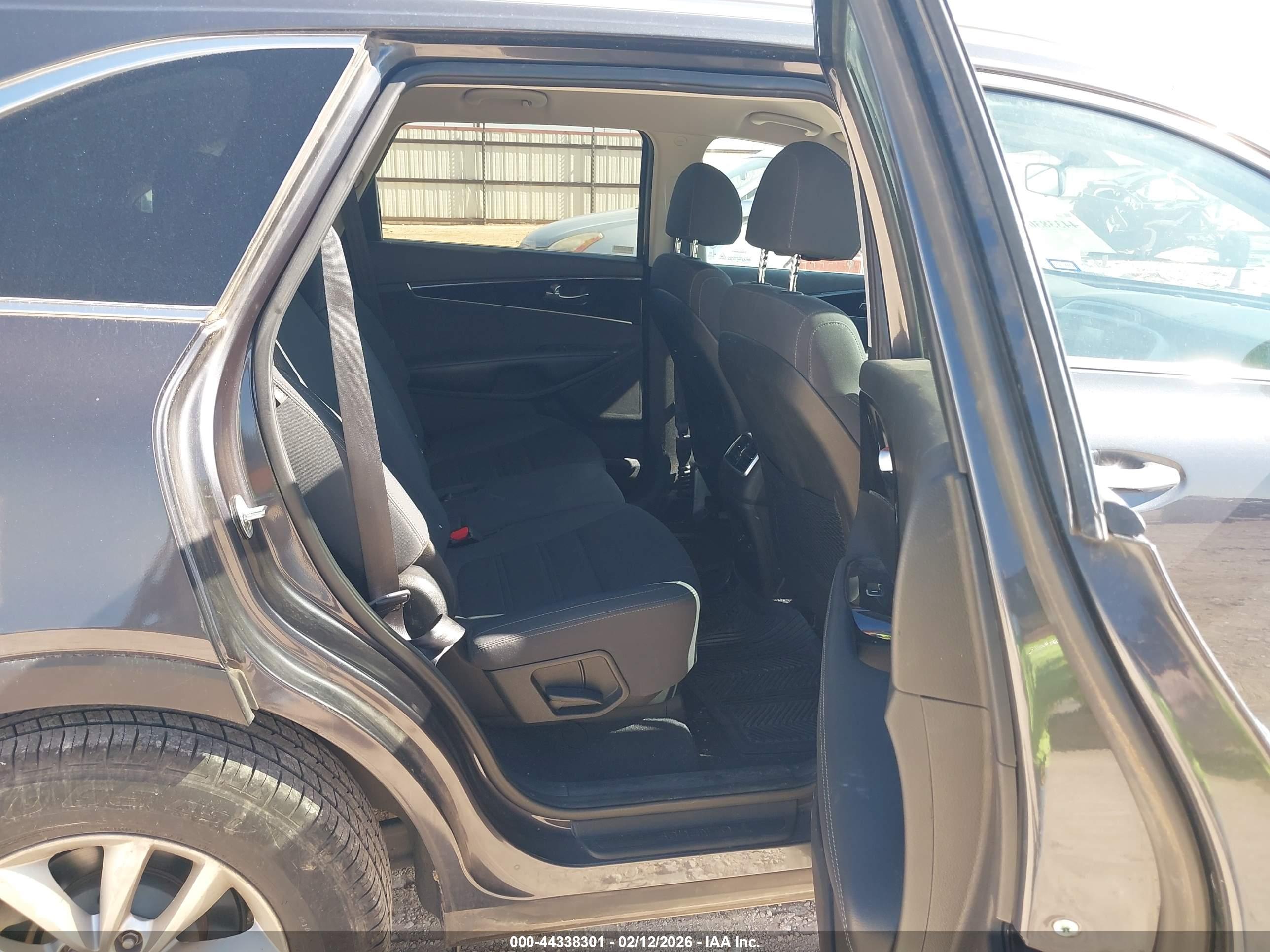 KIA SORENTO image 8