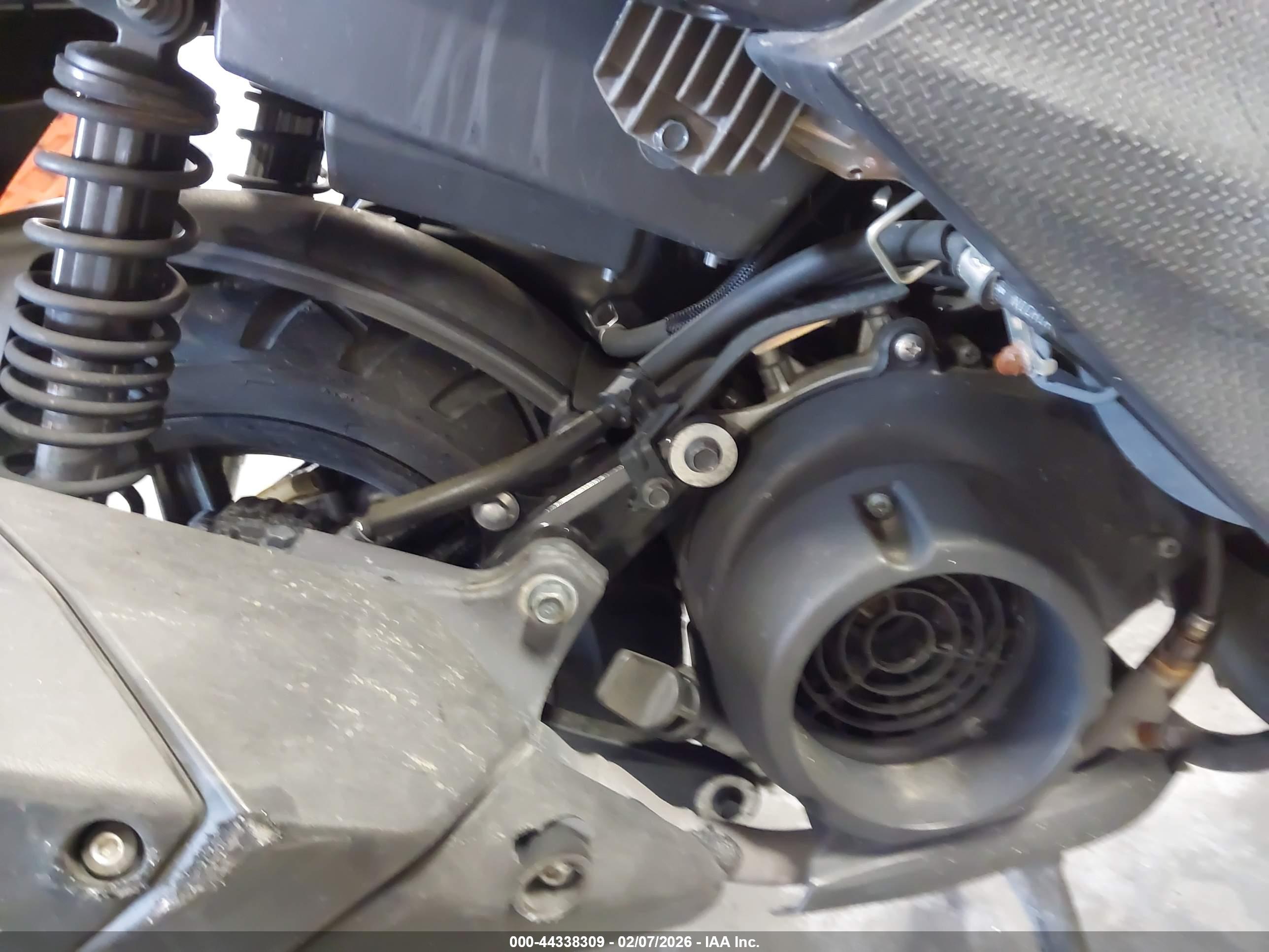 YAMAHA YW125 image 8