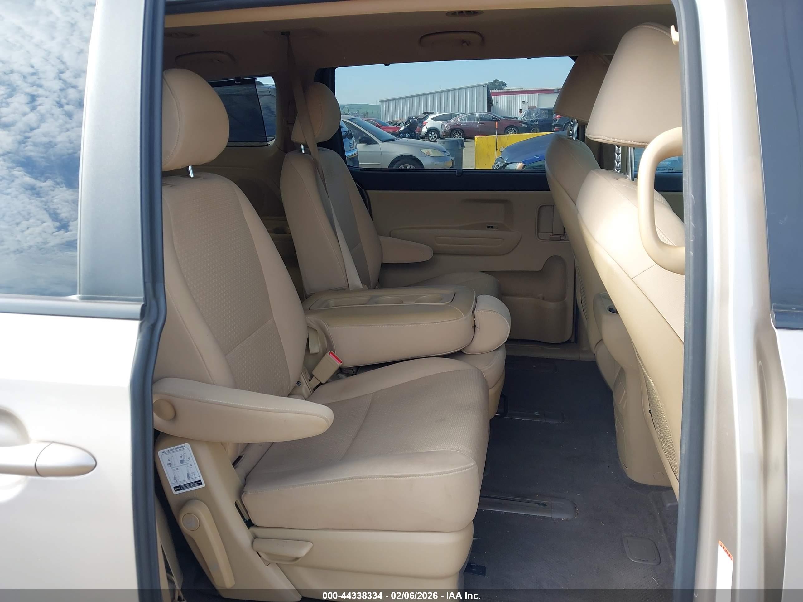 KIA SEDONA image 8