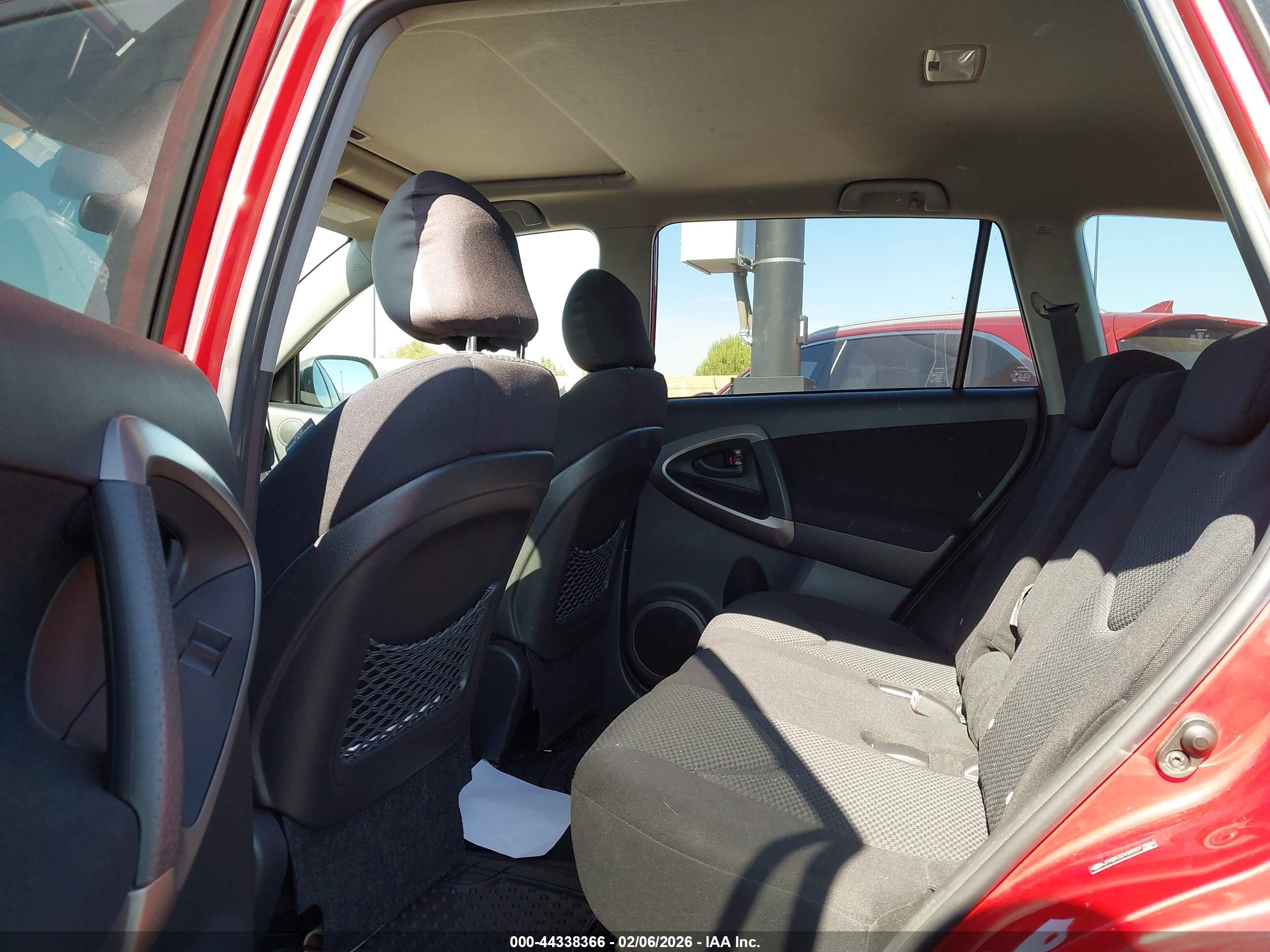 TOYOTA RAV4 image 8