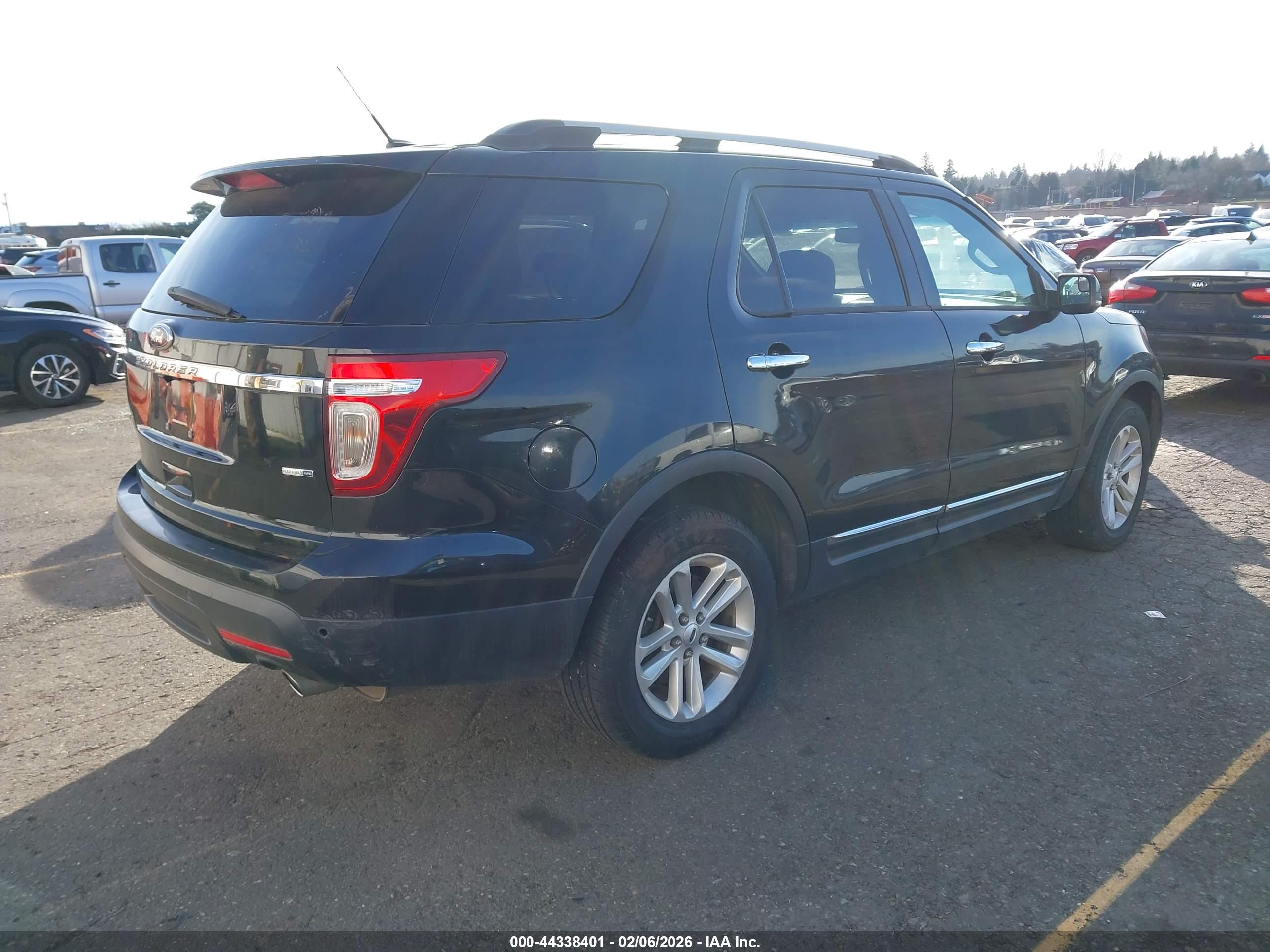FORD EXPLORER image 4