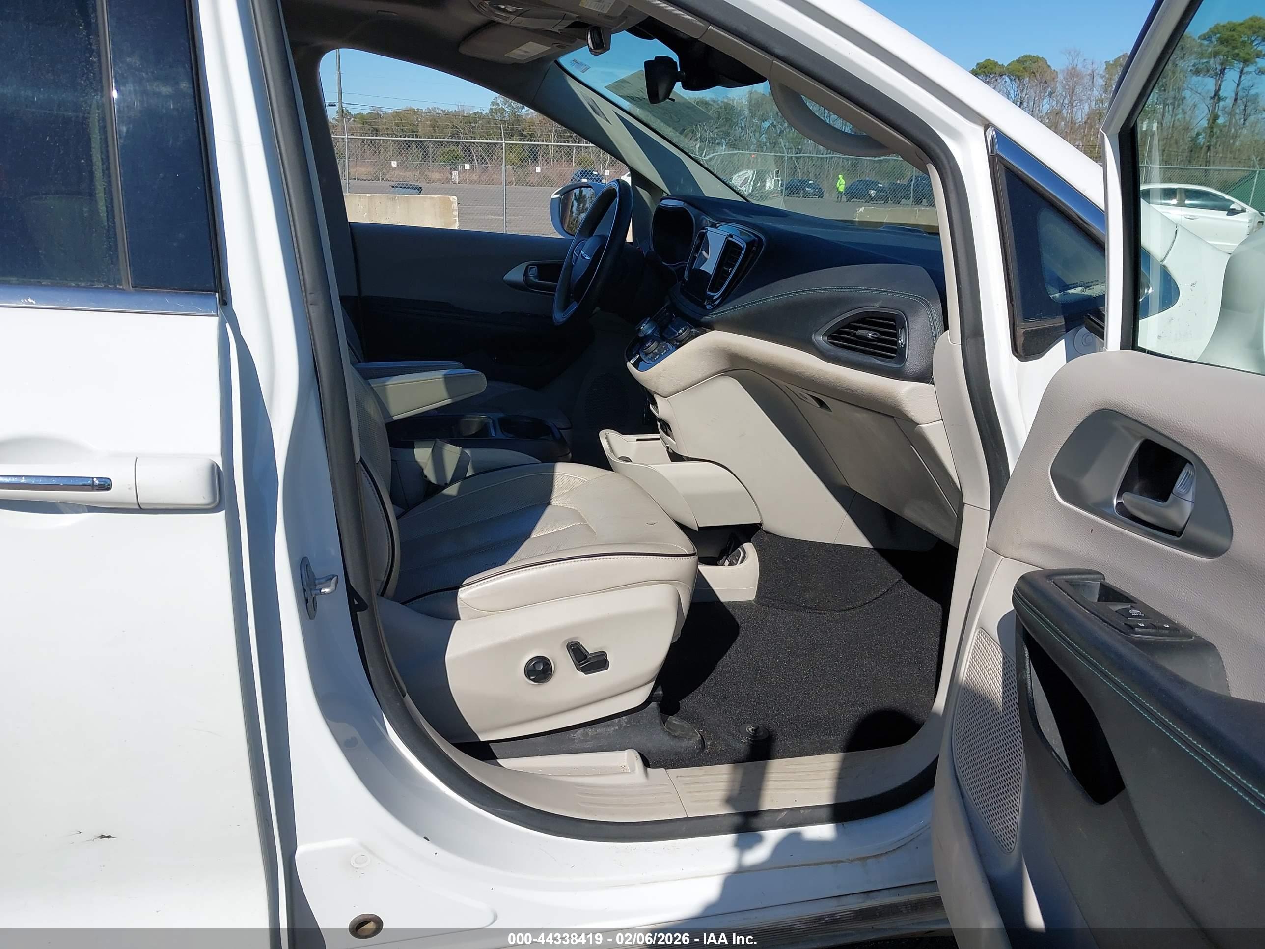 CHRYSLER PACIFICA image 5
