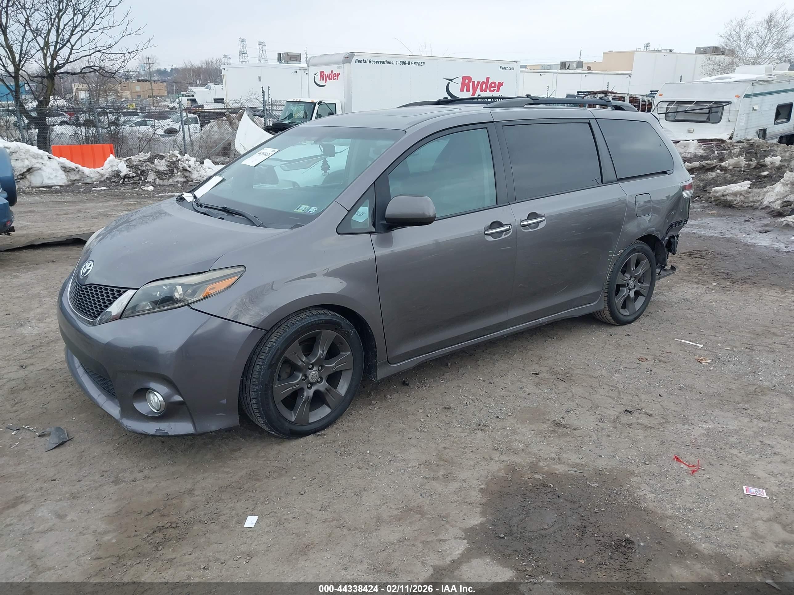 TOYOTA SIENNA image 2