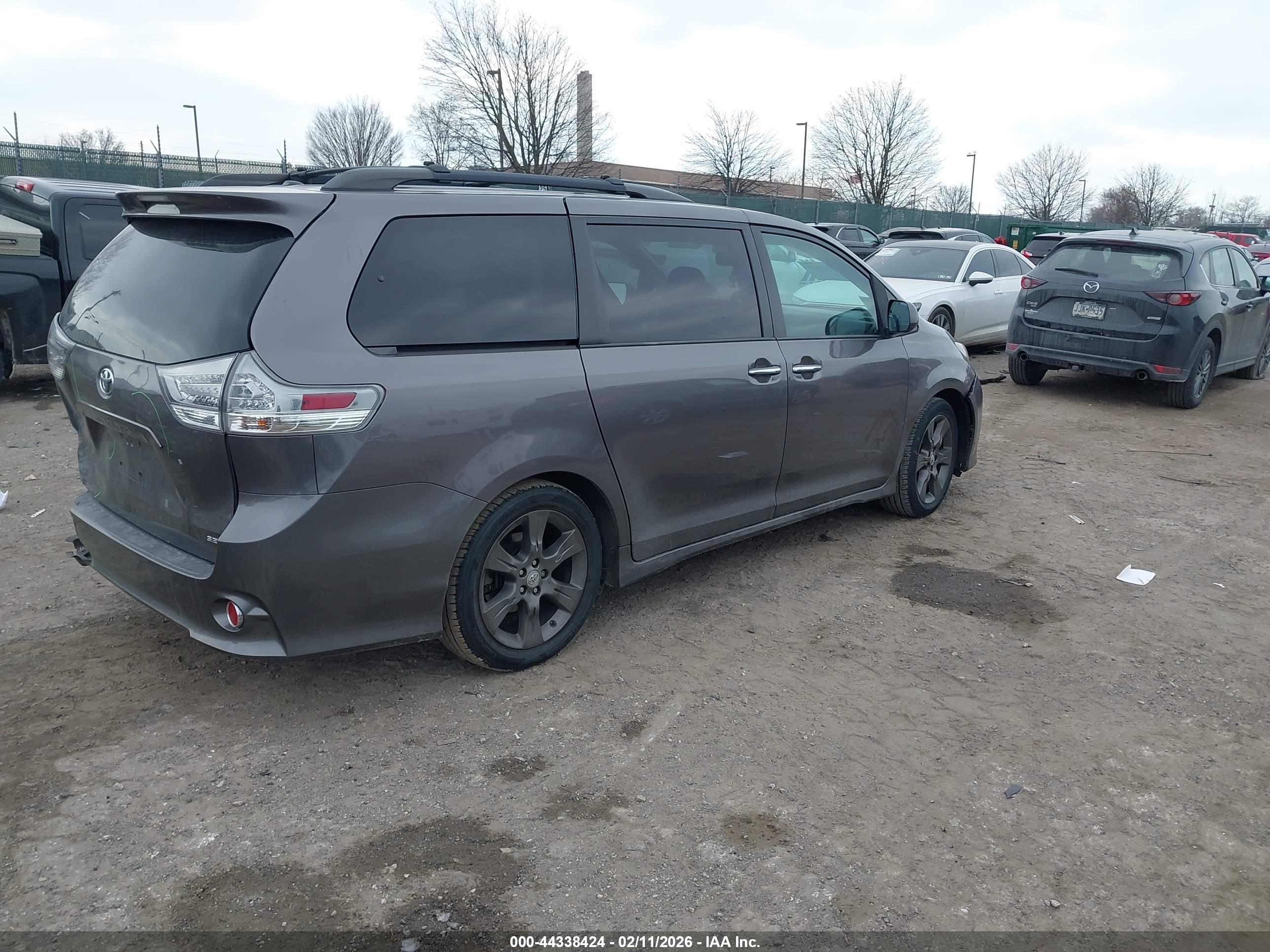 TOYOTA SIENNA image 4