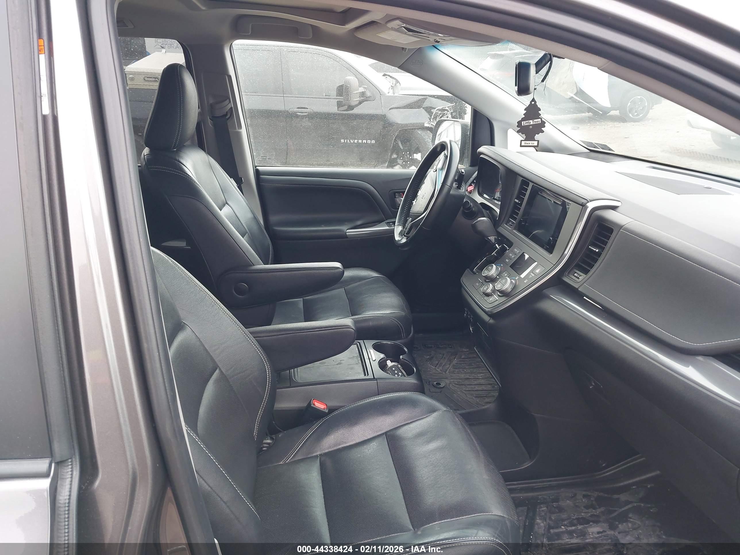 TOYOTA SIENNA image 5