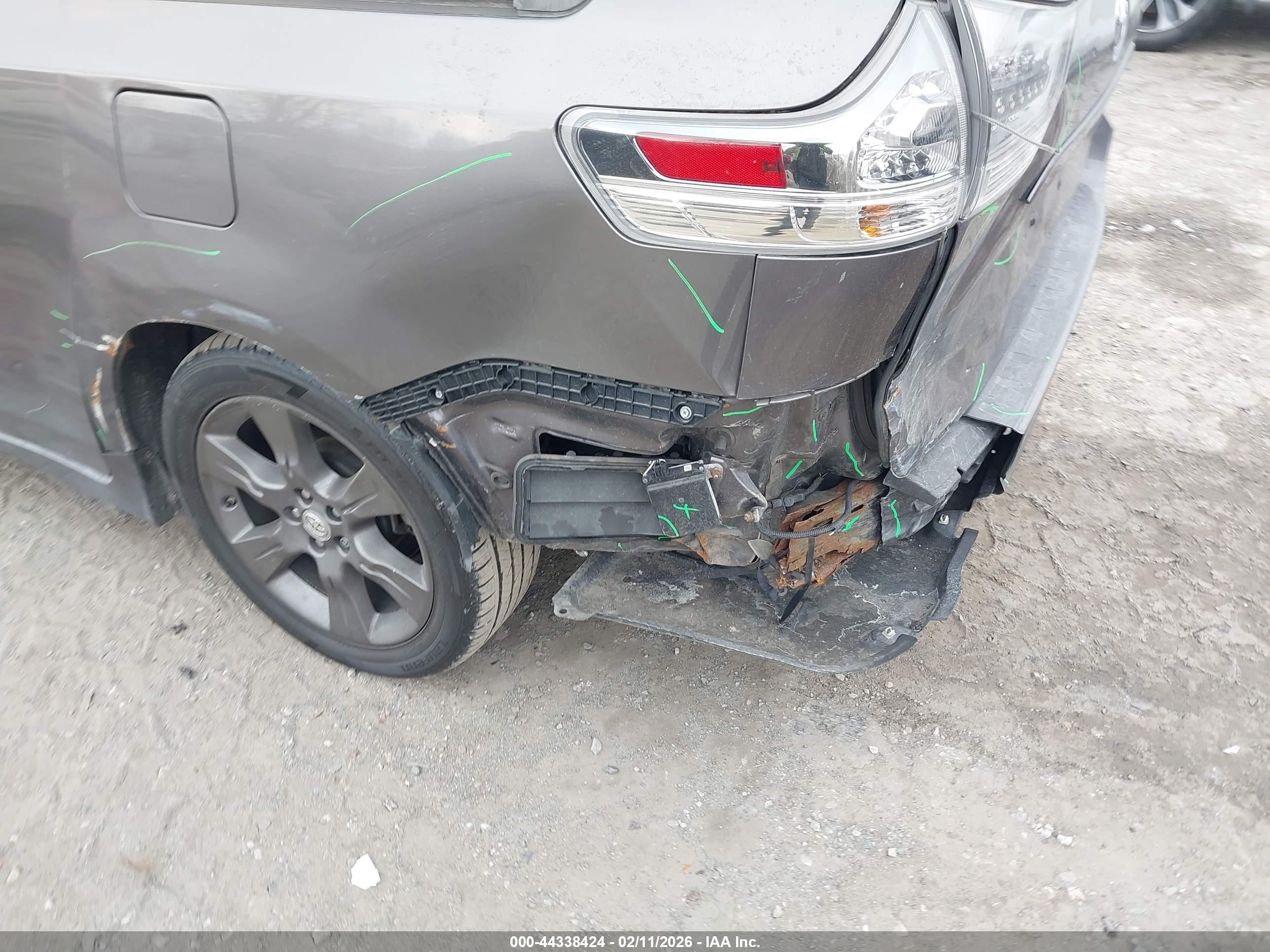 TOYOTA SIENNA image 6