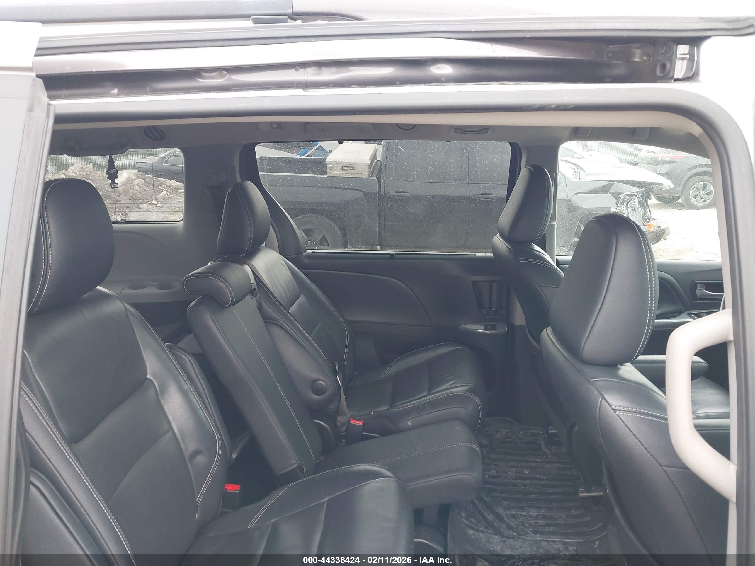 TOYOTA SIENNA image 8