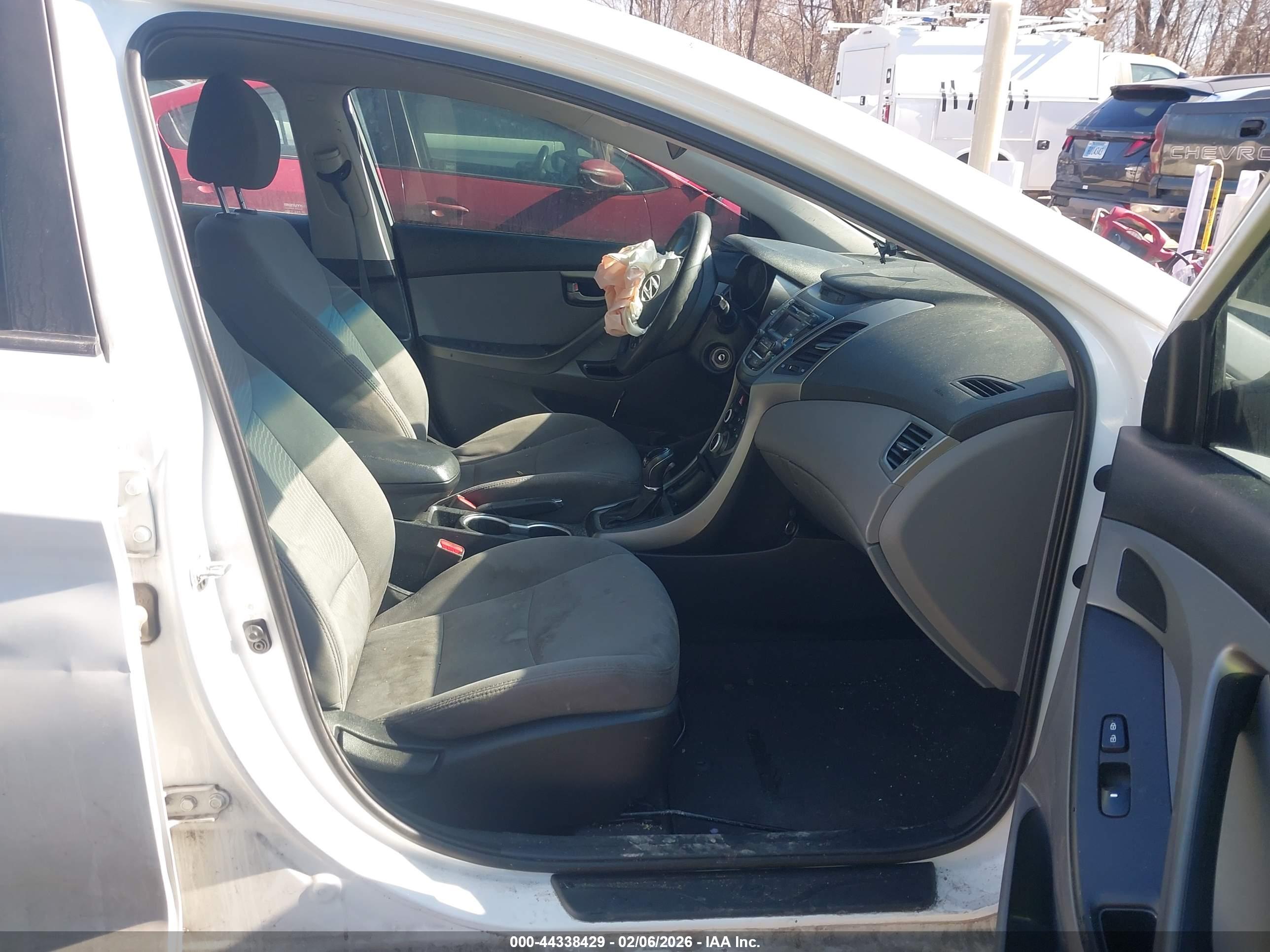 HYUNDAI ELANTRA image 5