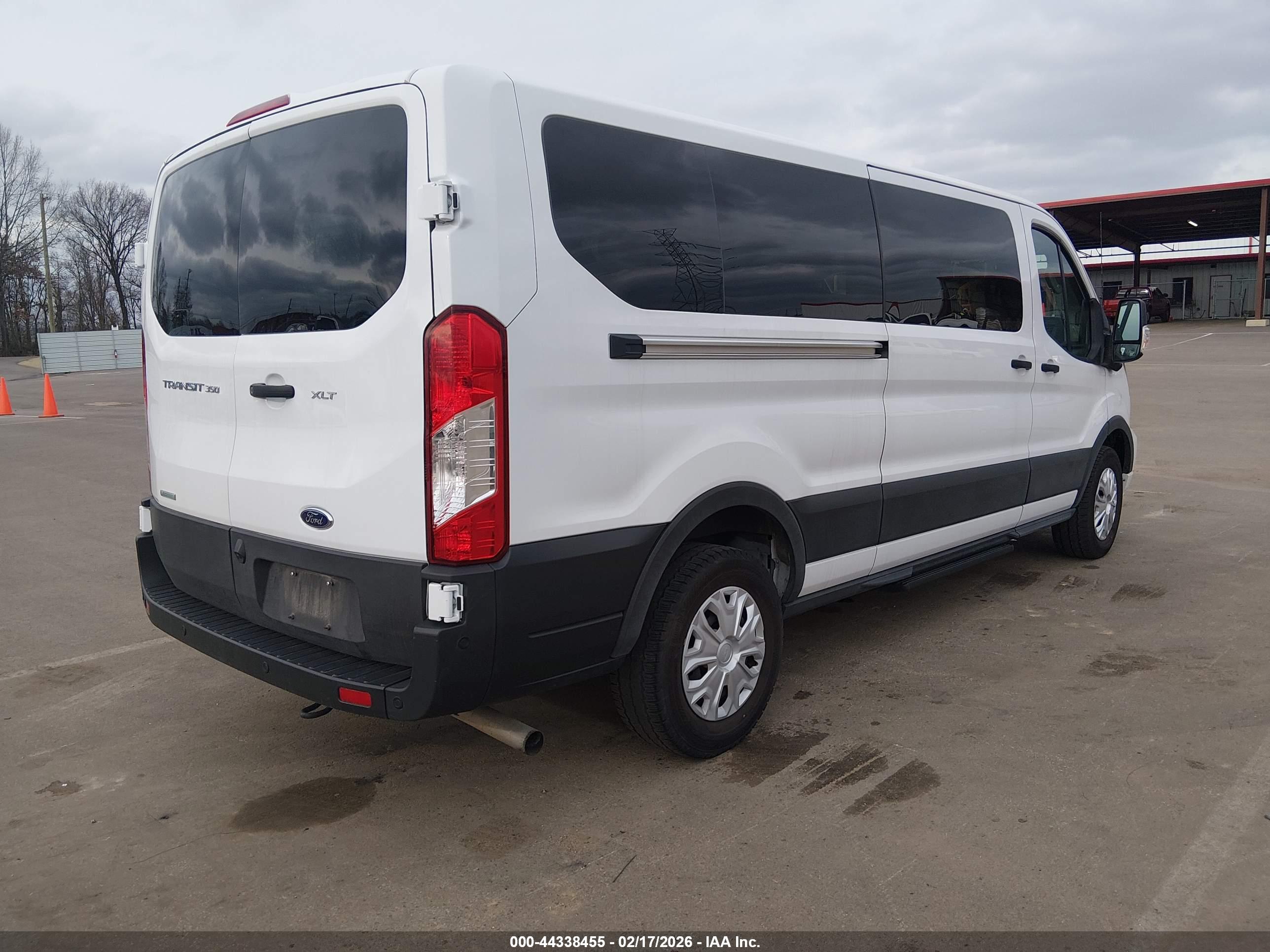 FORD TRANSIT-350 image 4