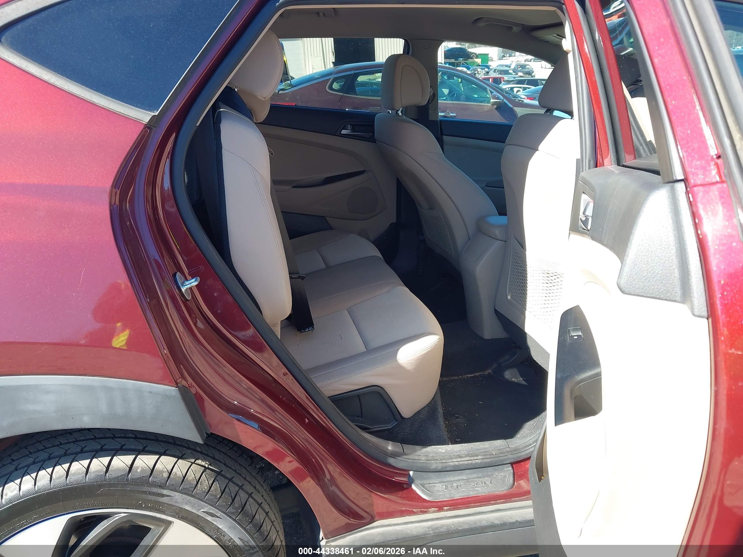 HYUNDAI TUCSON image 8