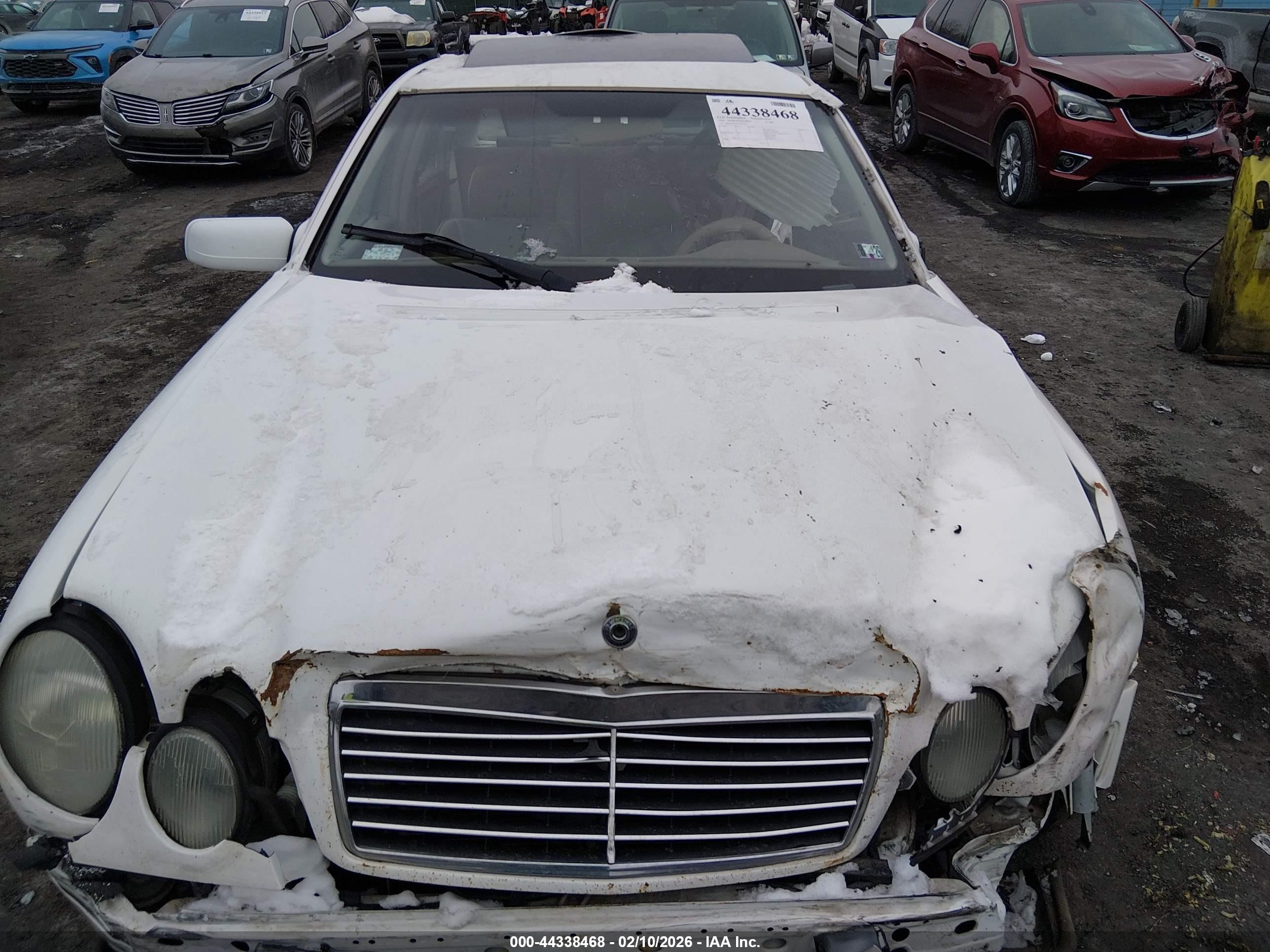 MERCEDES-BENZ E image 10
