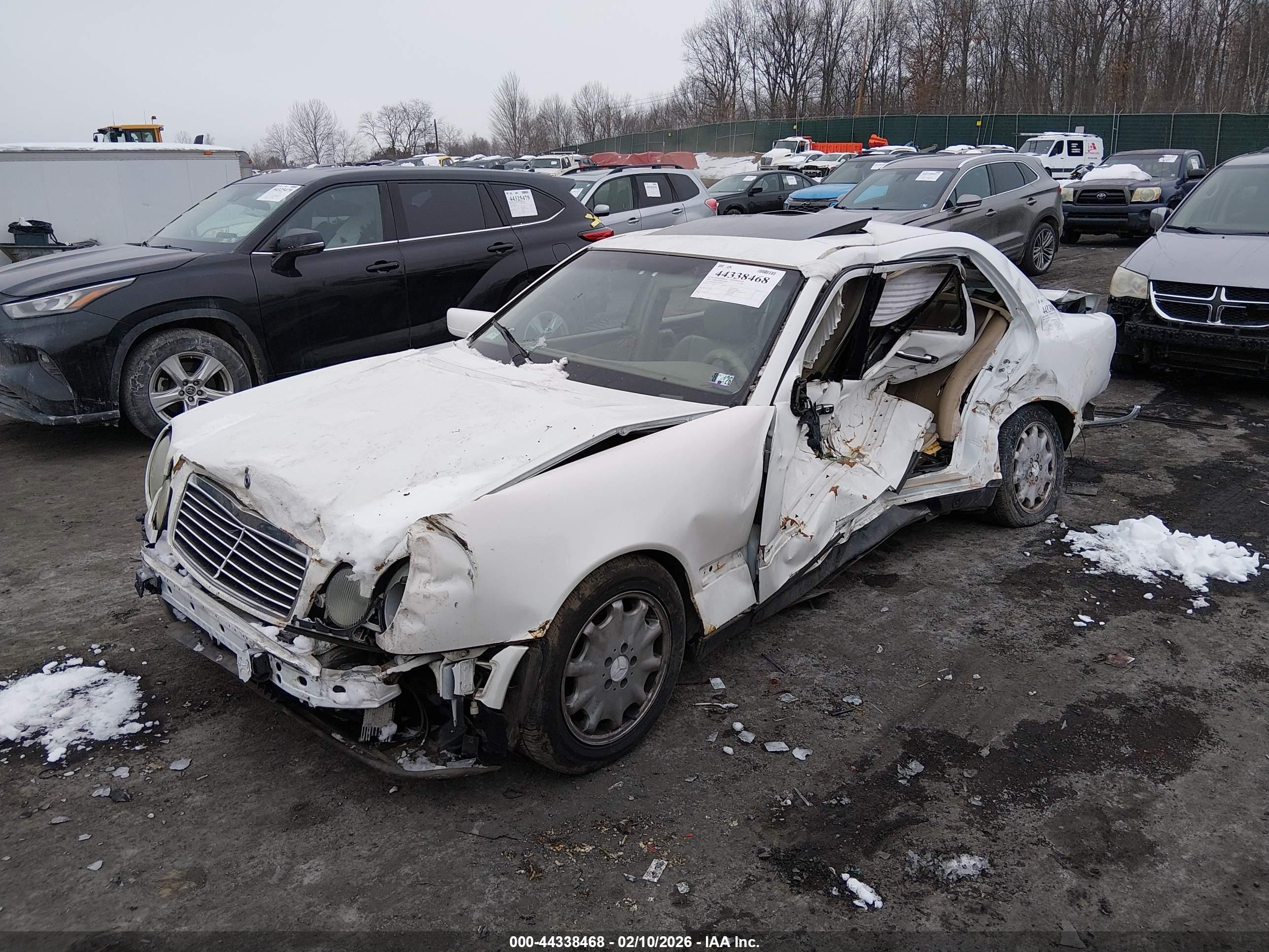 MERCEDES-BENZ E image 2