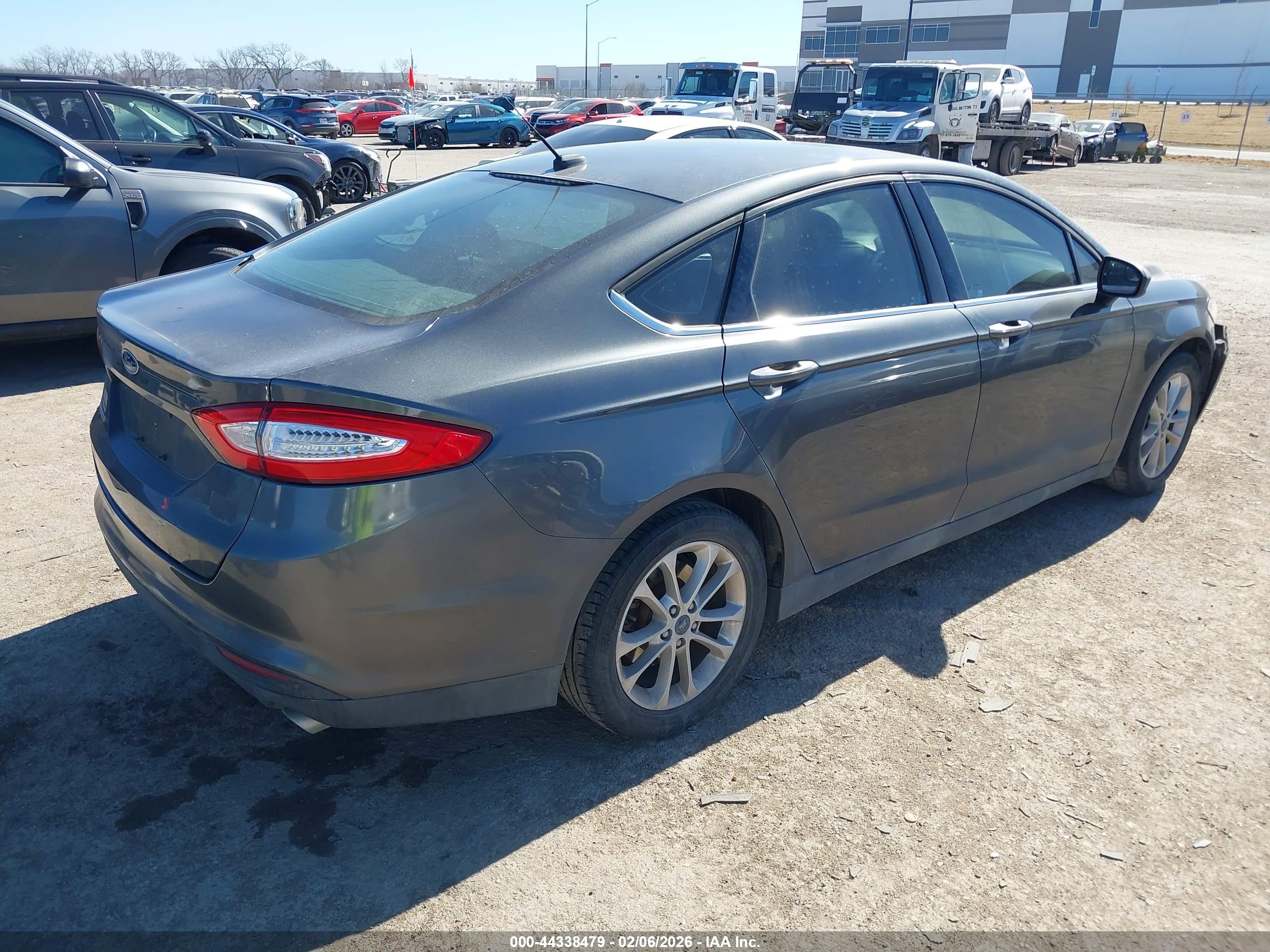 FORD FUSION image 4