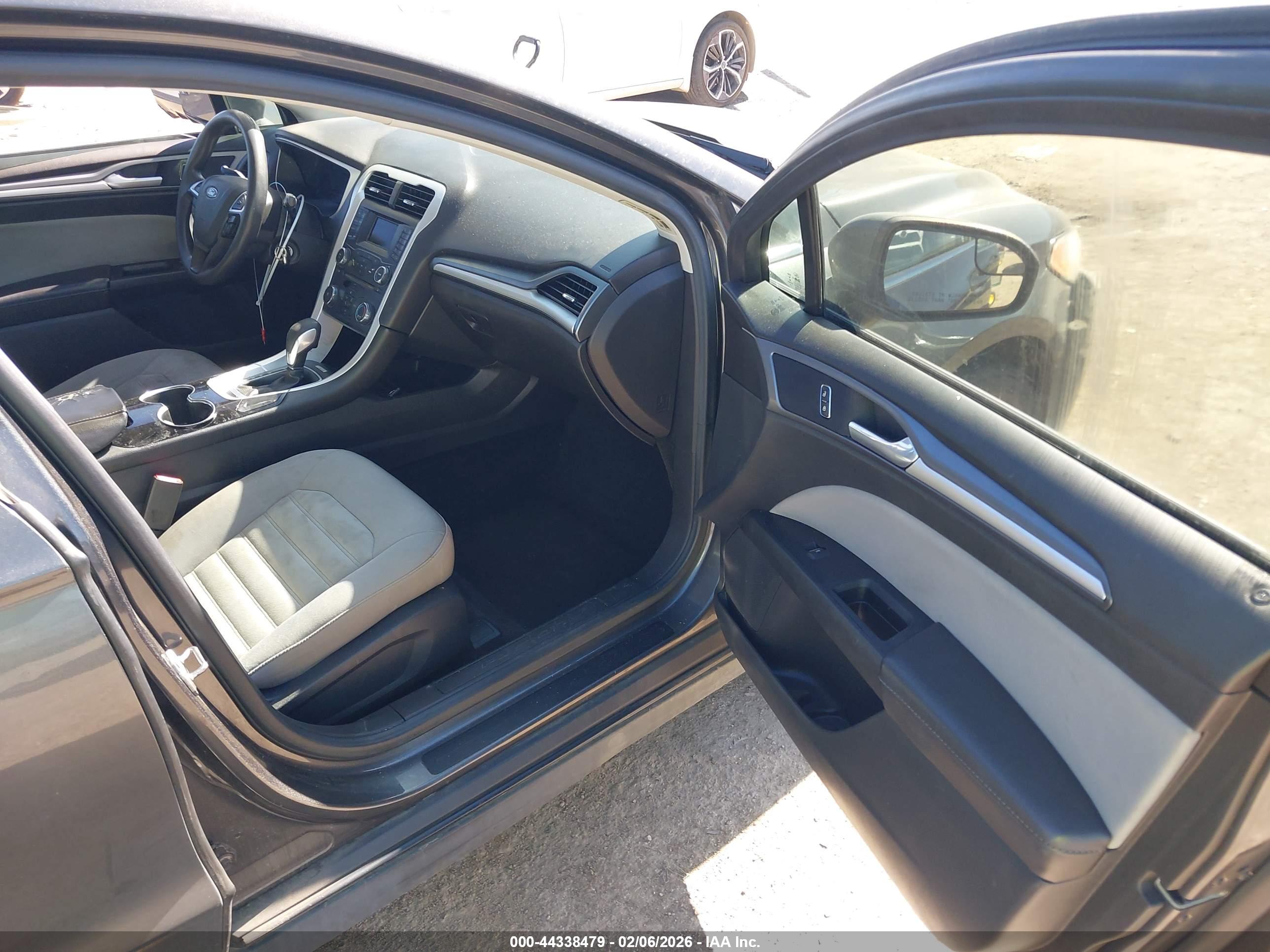 FORD FUSION image 5