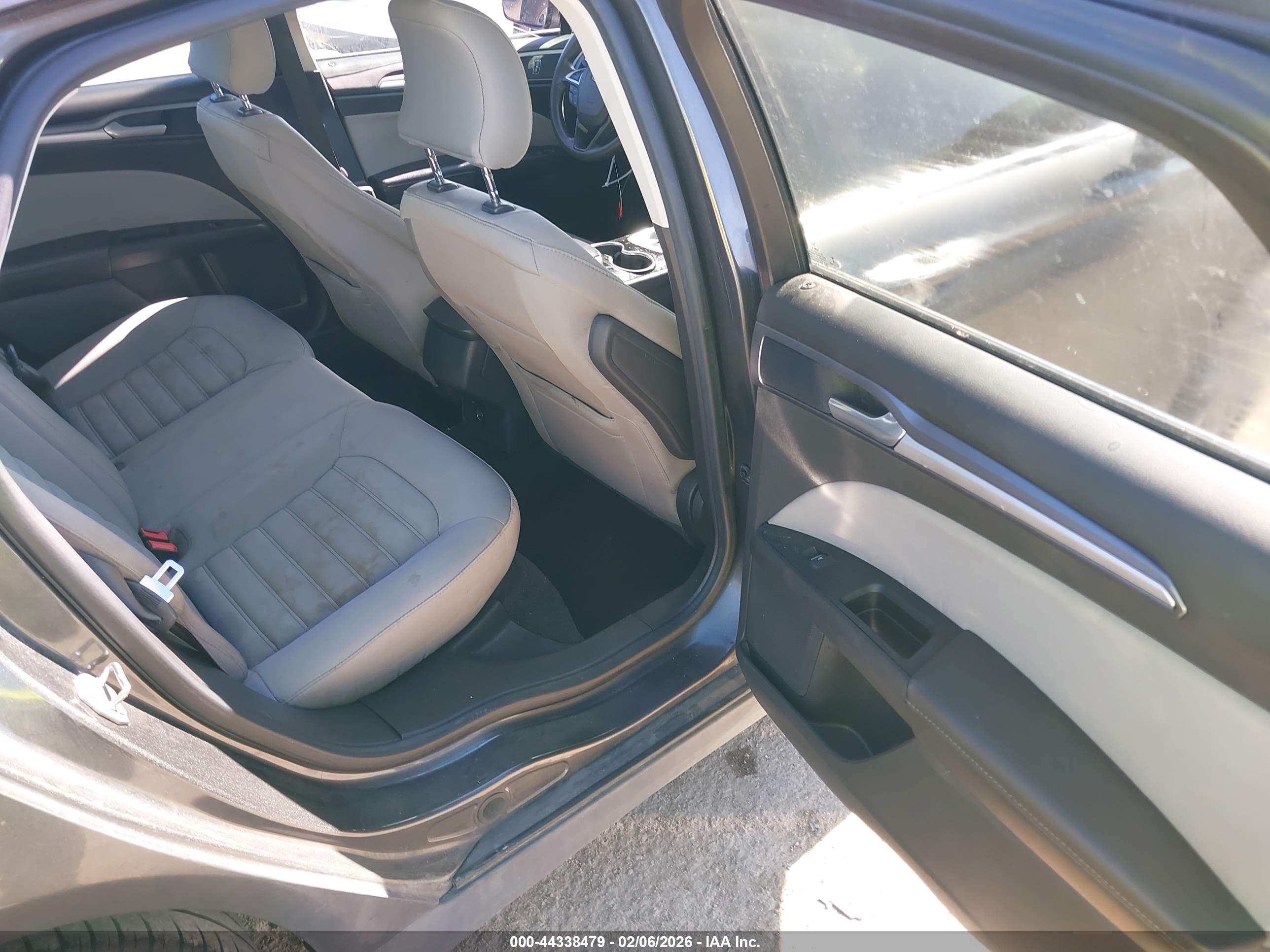 FORD FUSION image 8