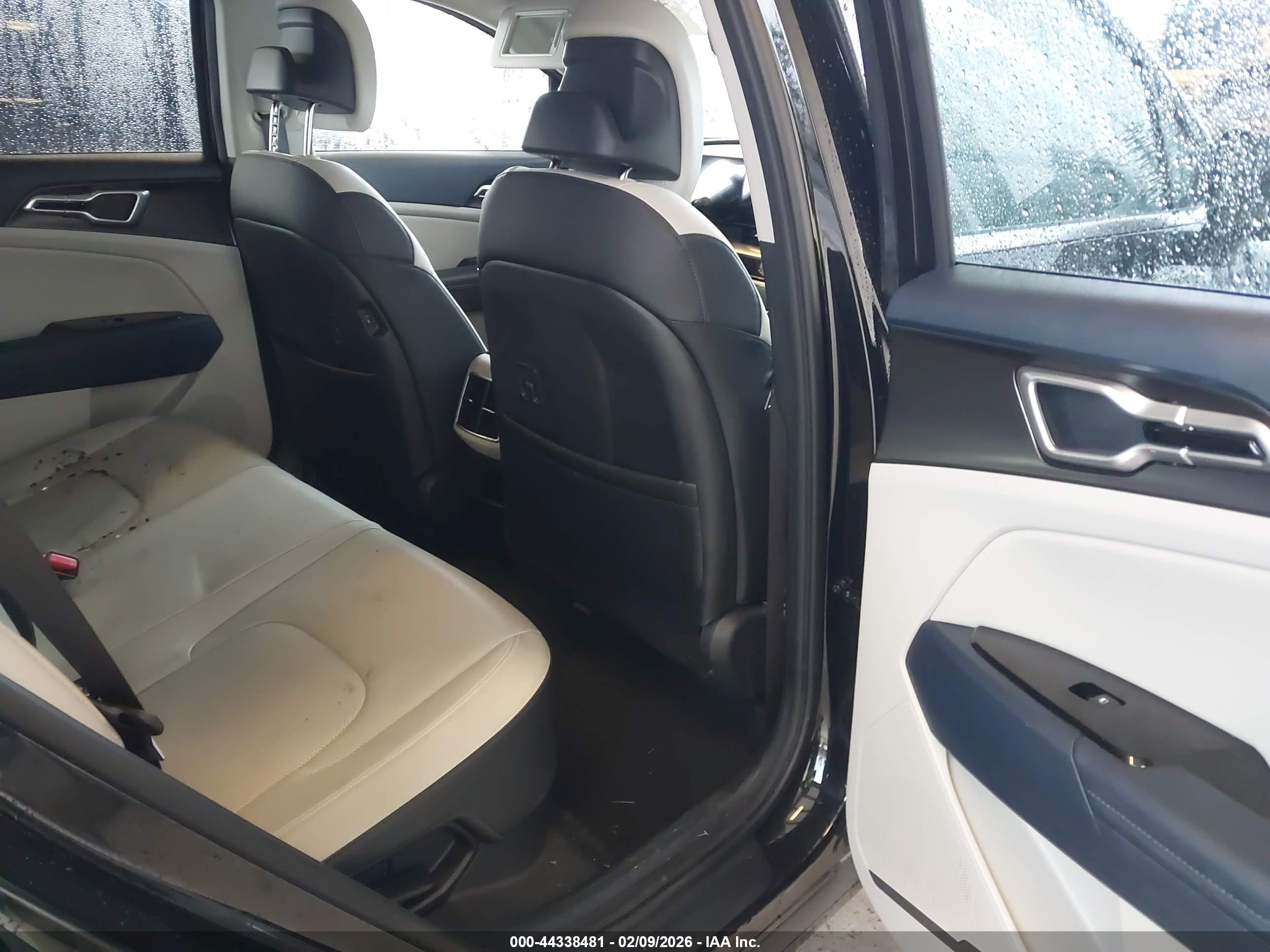 KIA SPORTAGE image 8