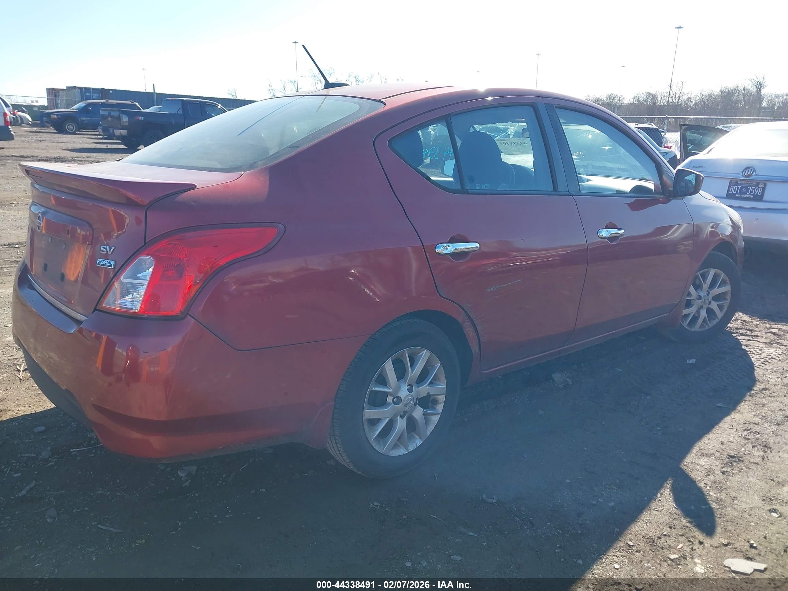 NISSAN VERSA image 4