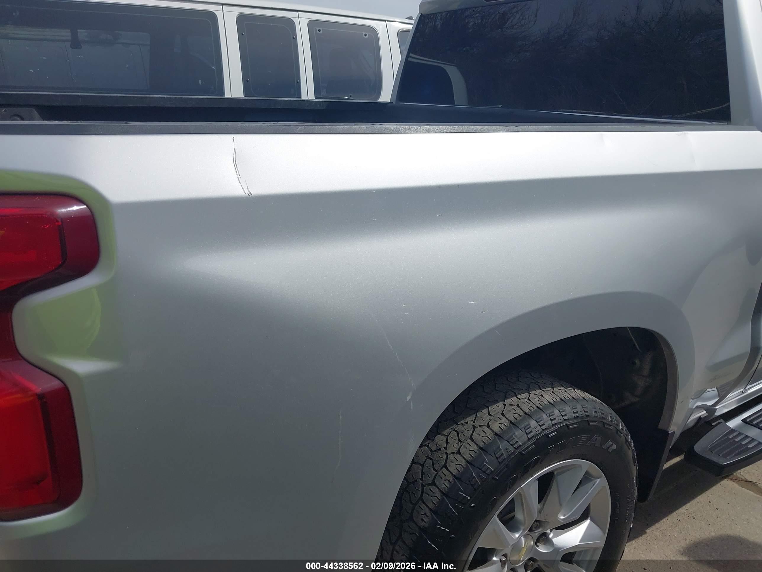 CHEVROLET SILVERADO image 6