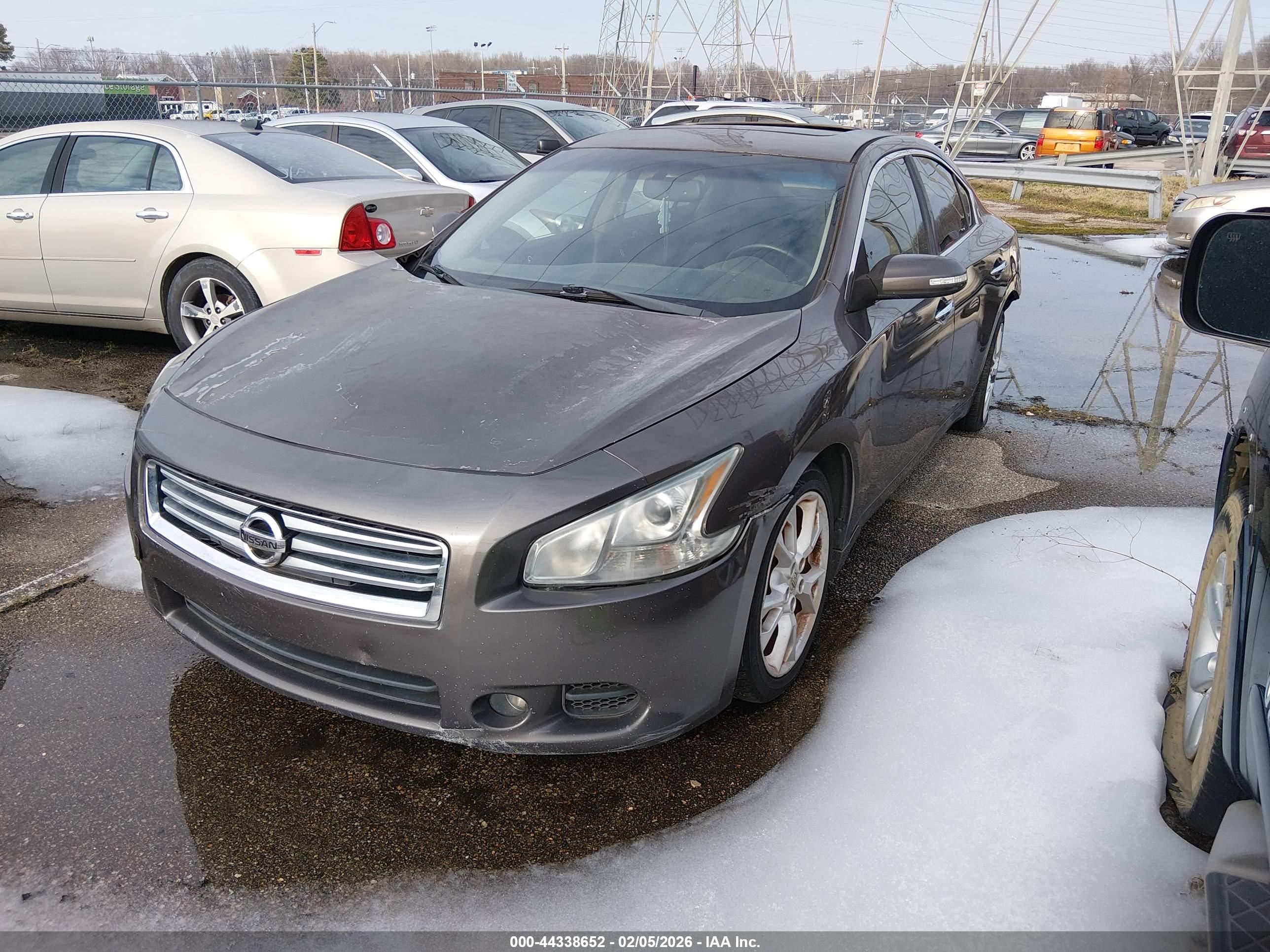 NISSAN MAXIMA image 2