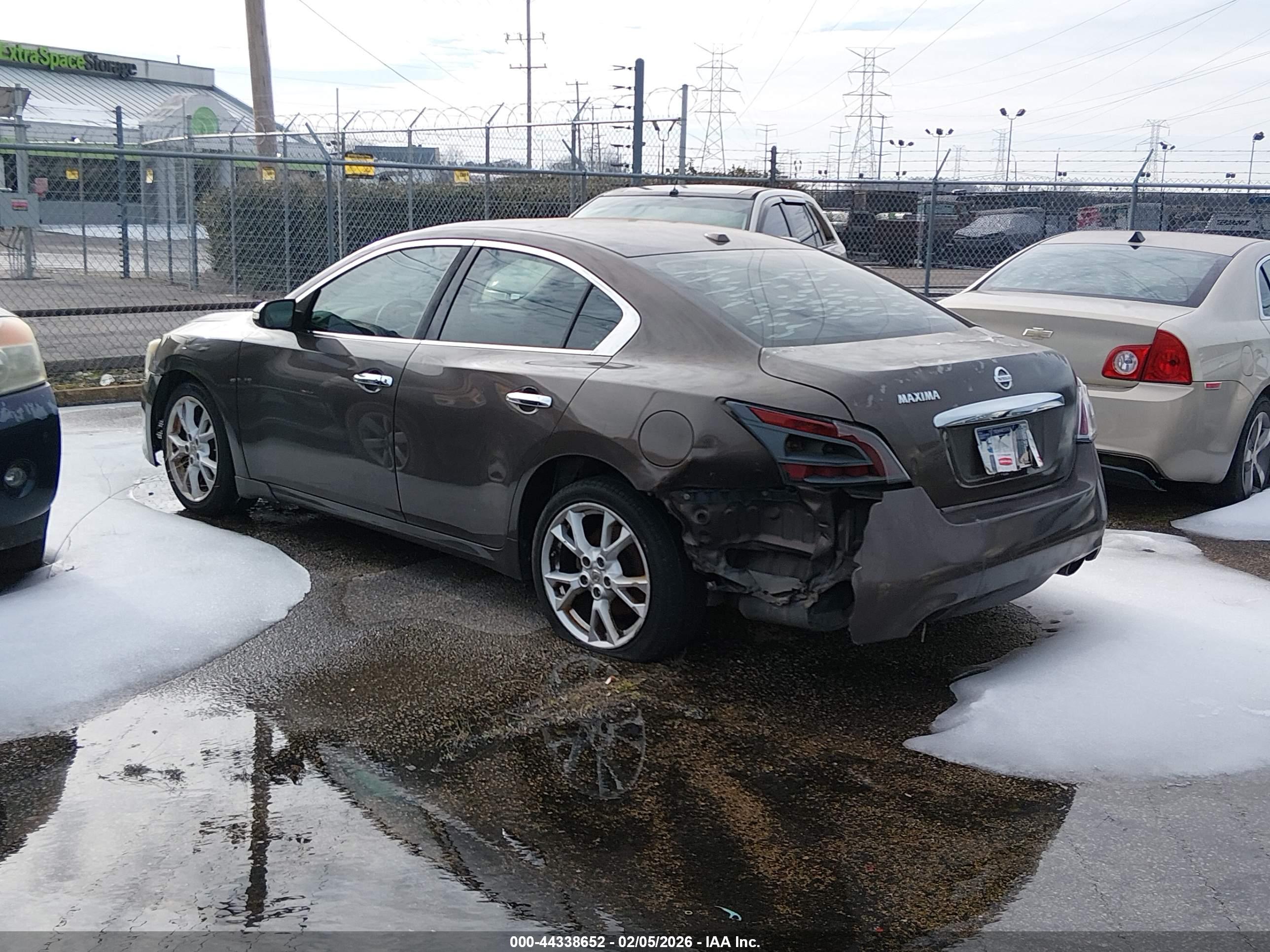 NISSAN MAXIMA image 3