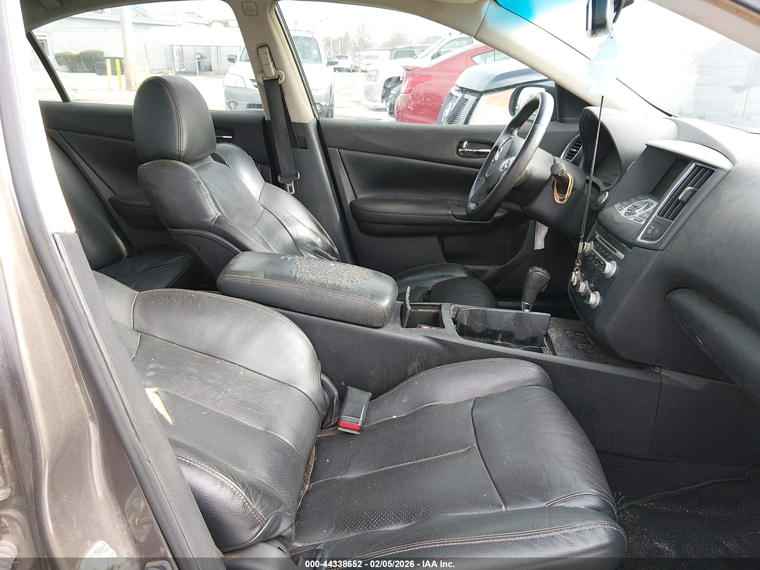 NISSAN MAXIMA image 5