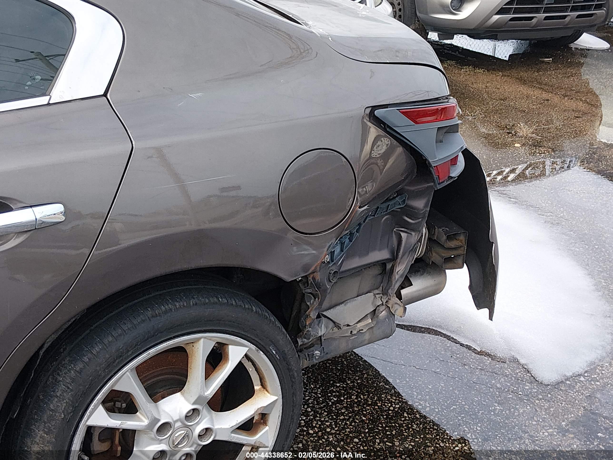 NISSAN MAXIMA image 6