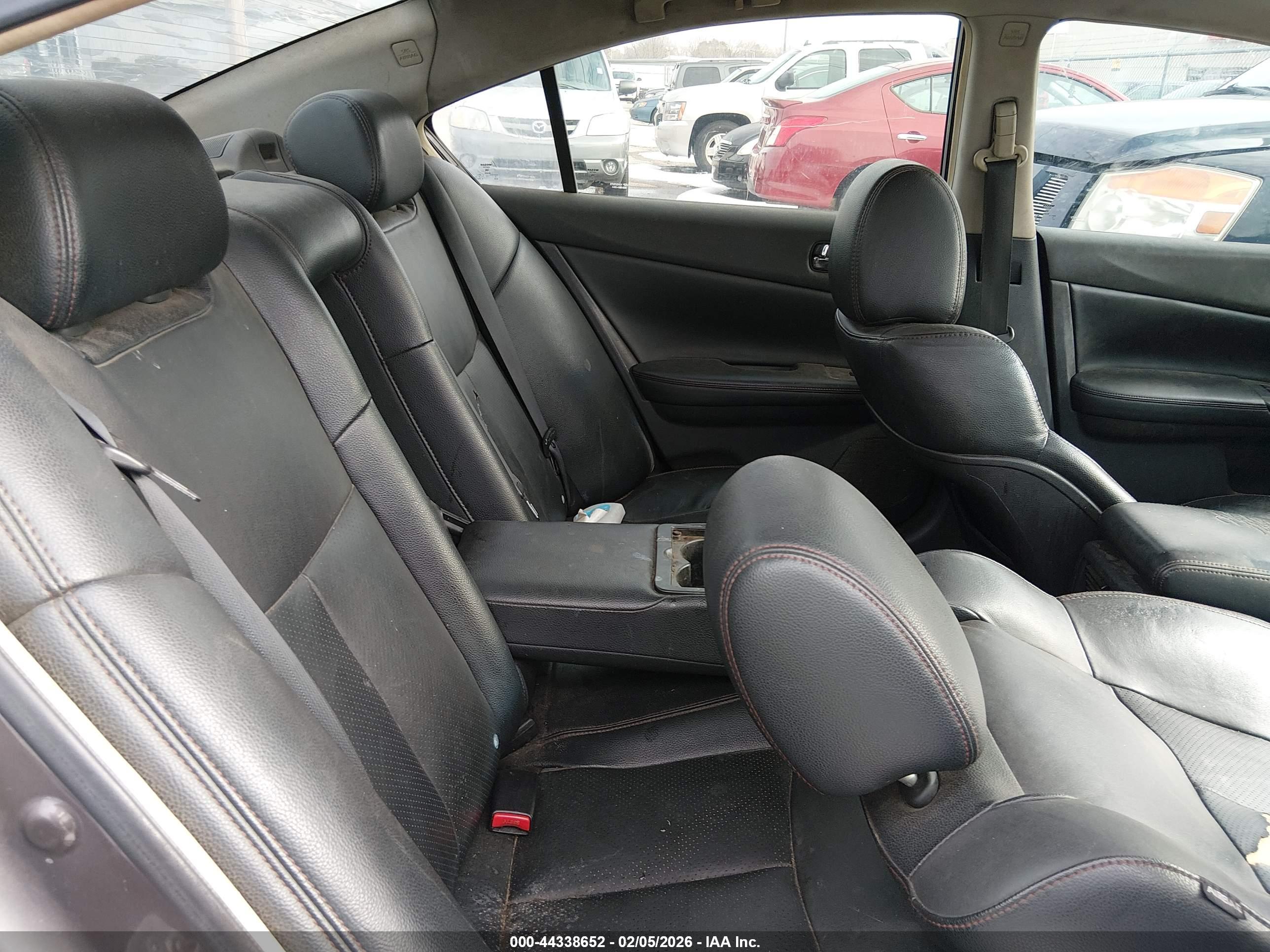 NISSAN MAXIMA image 8