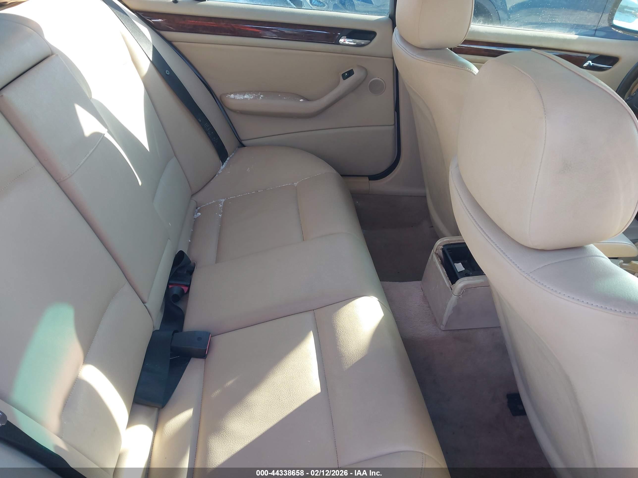 BMW 323I image 8