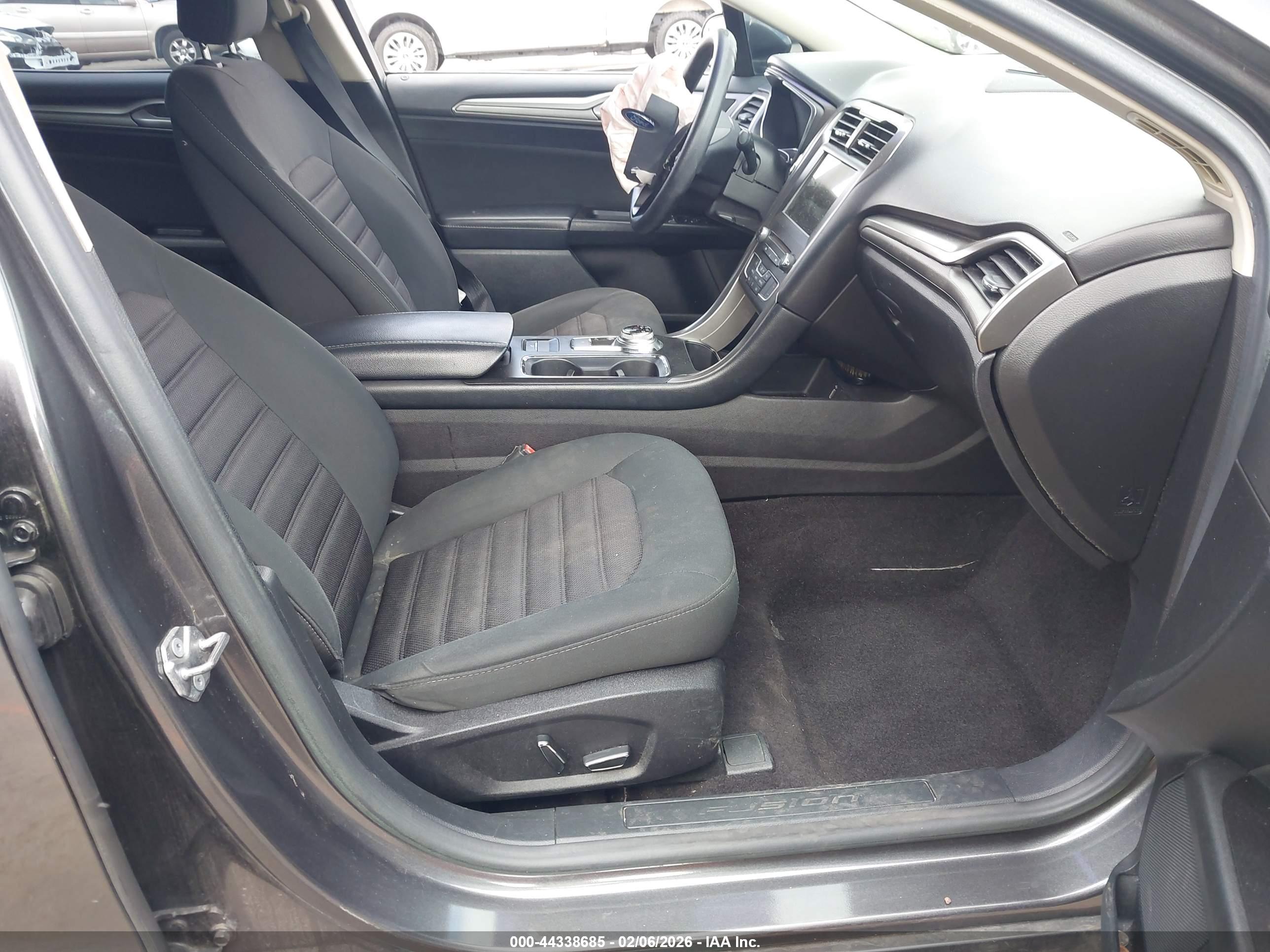 FORD FUSION image 5