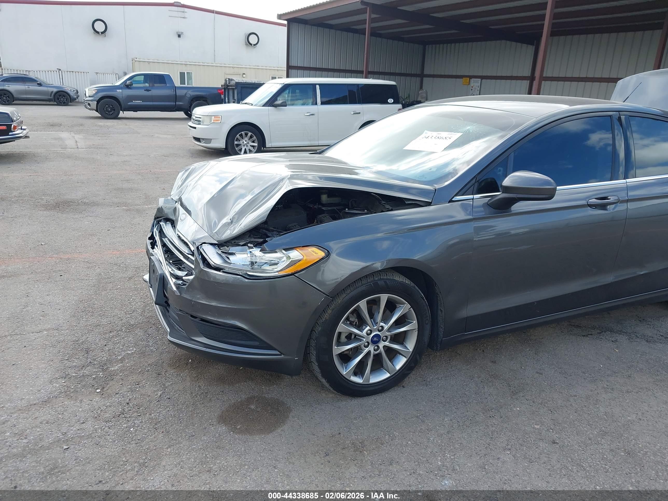 FORD FUSION image 6